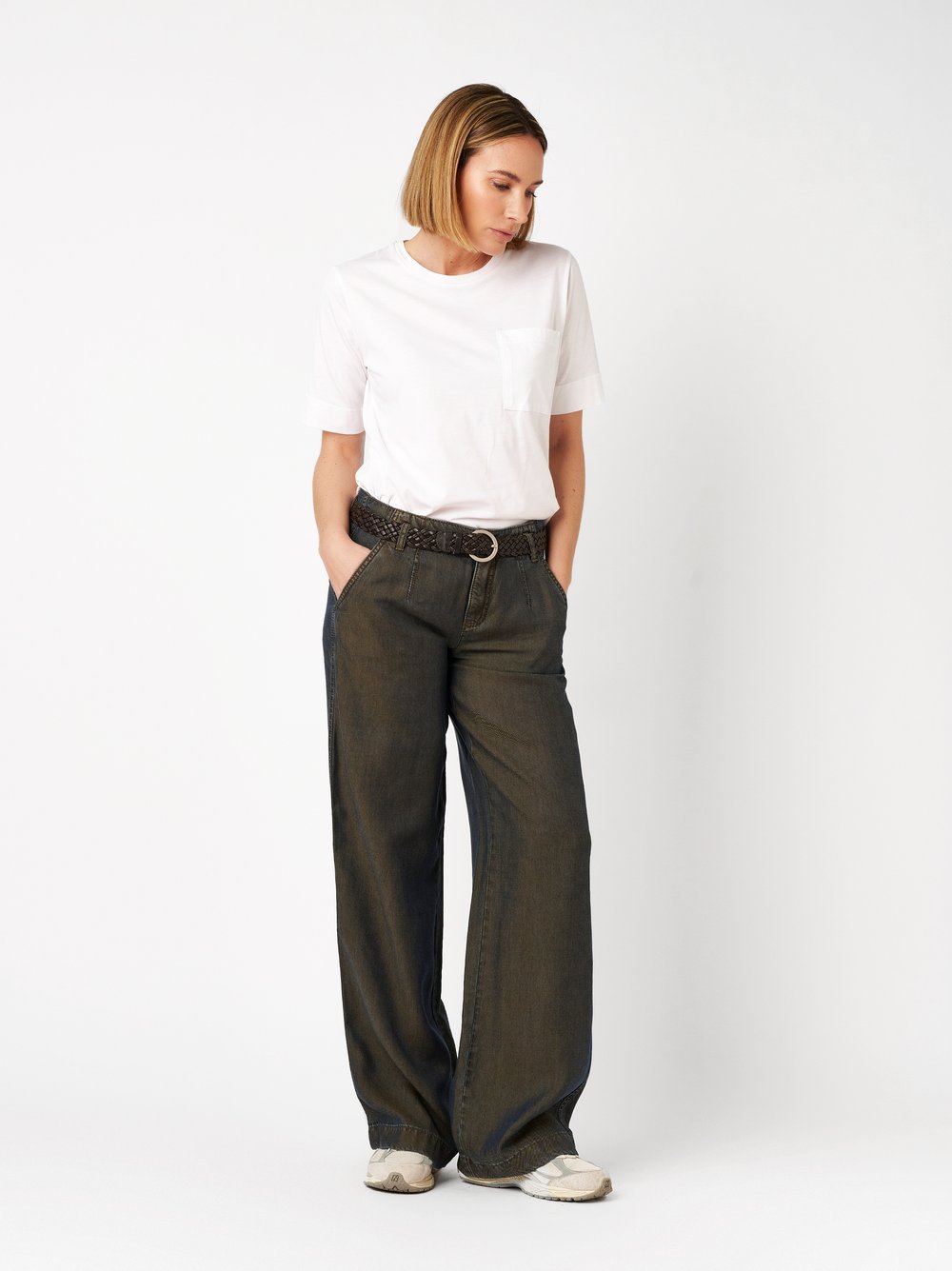Damenjeans Liv Wide in brown, Fliessende Wide Leg mit feinem Schimmer, Outfitansicht am Model