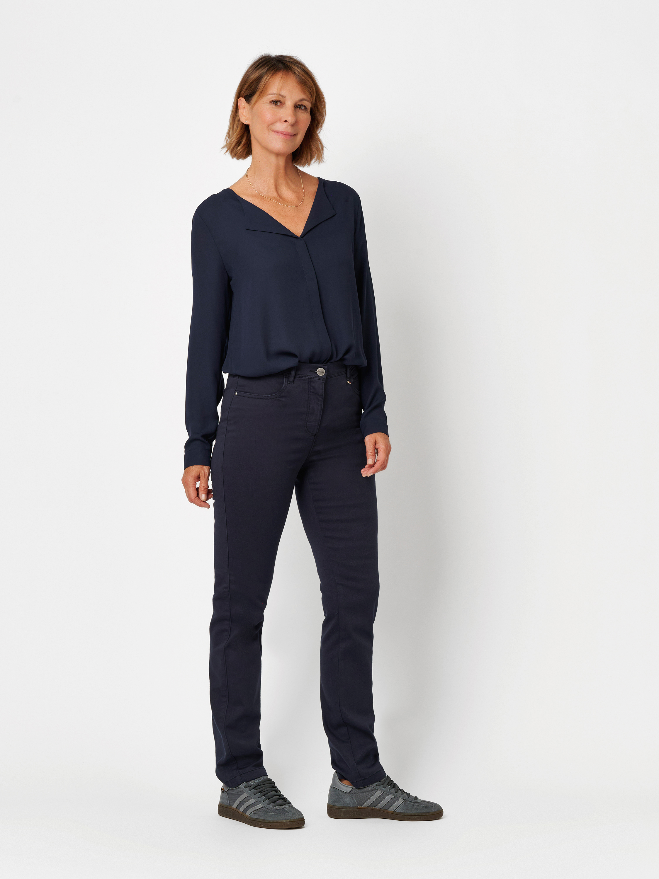 Damenhose Meine beste Freundin Slim in navy, Schmale 5-Pocket Hose, Frontansicht am Model getragen