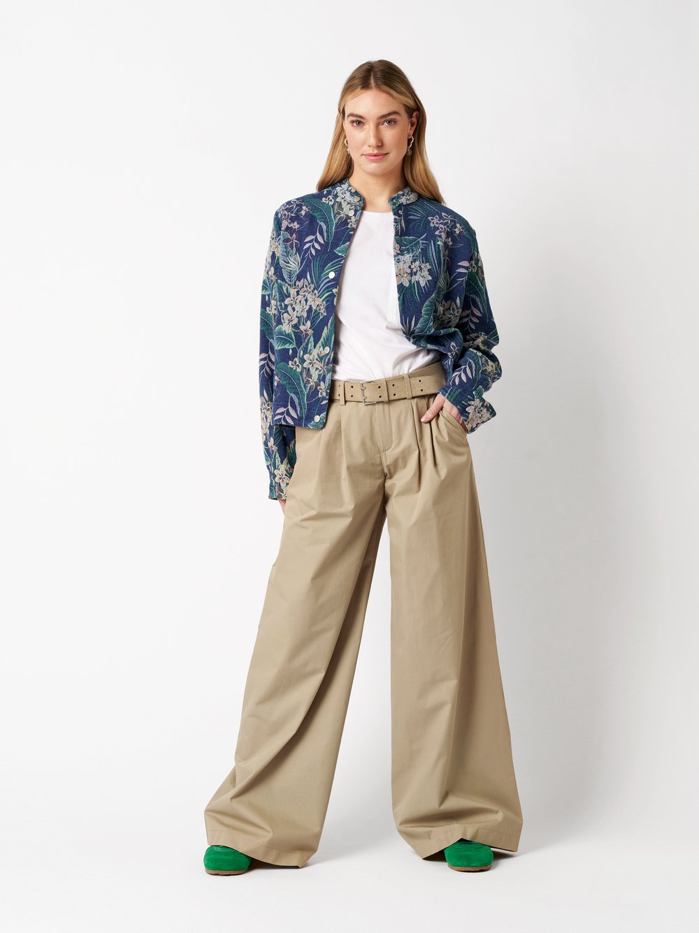 Damenhose Elli Wide in beige, Wide Leg Hose mit Bundfalten, Outfitansicht am Model