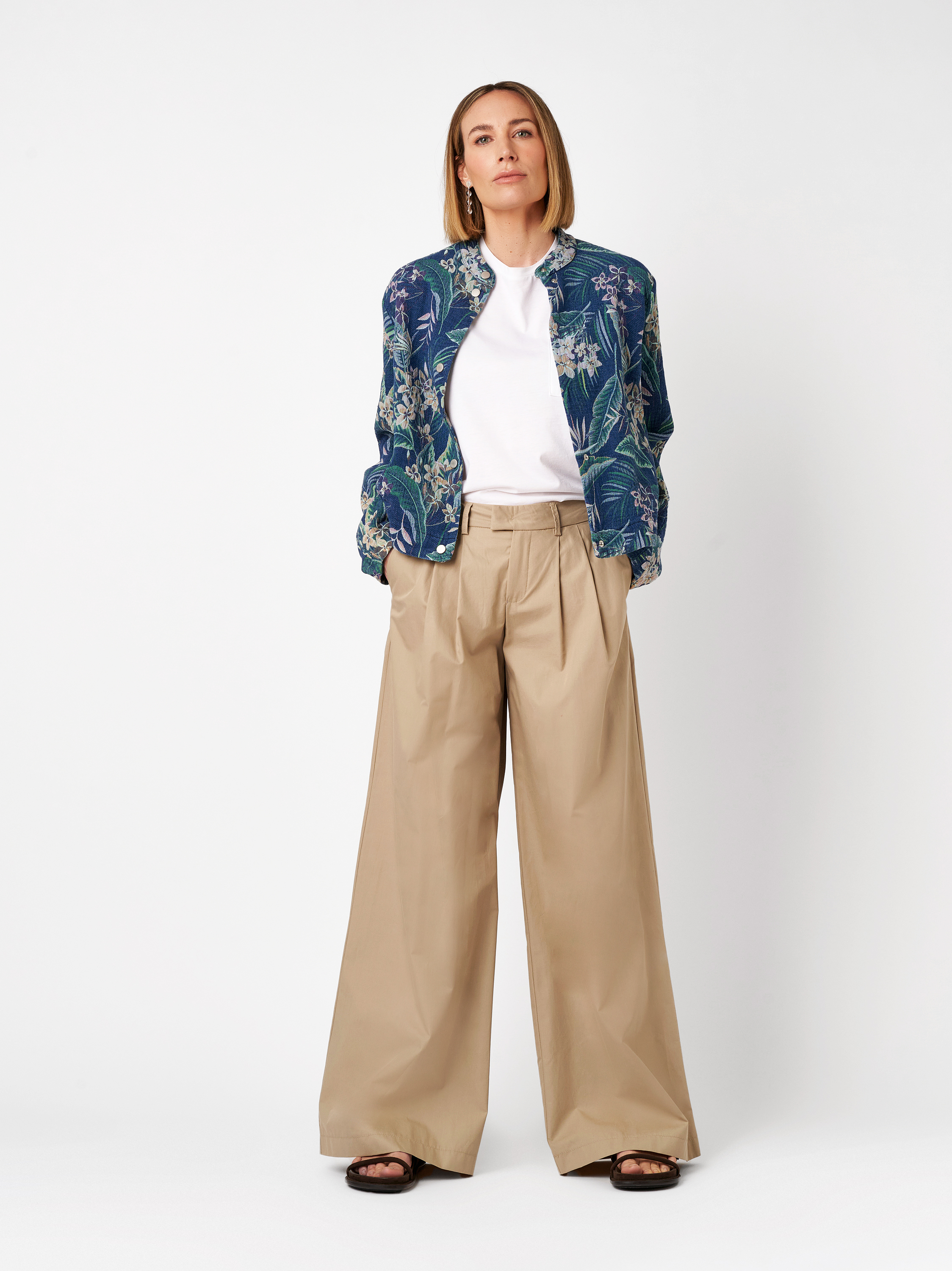 Damenhose Elli Wide in beige, Wide Leg Hose mit Bundfalten, Outfitansicht am Model