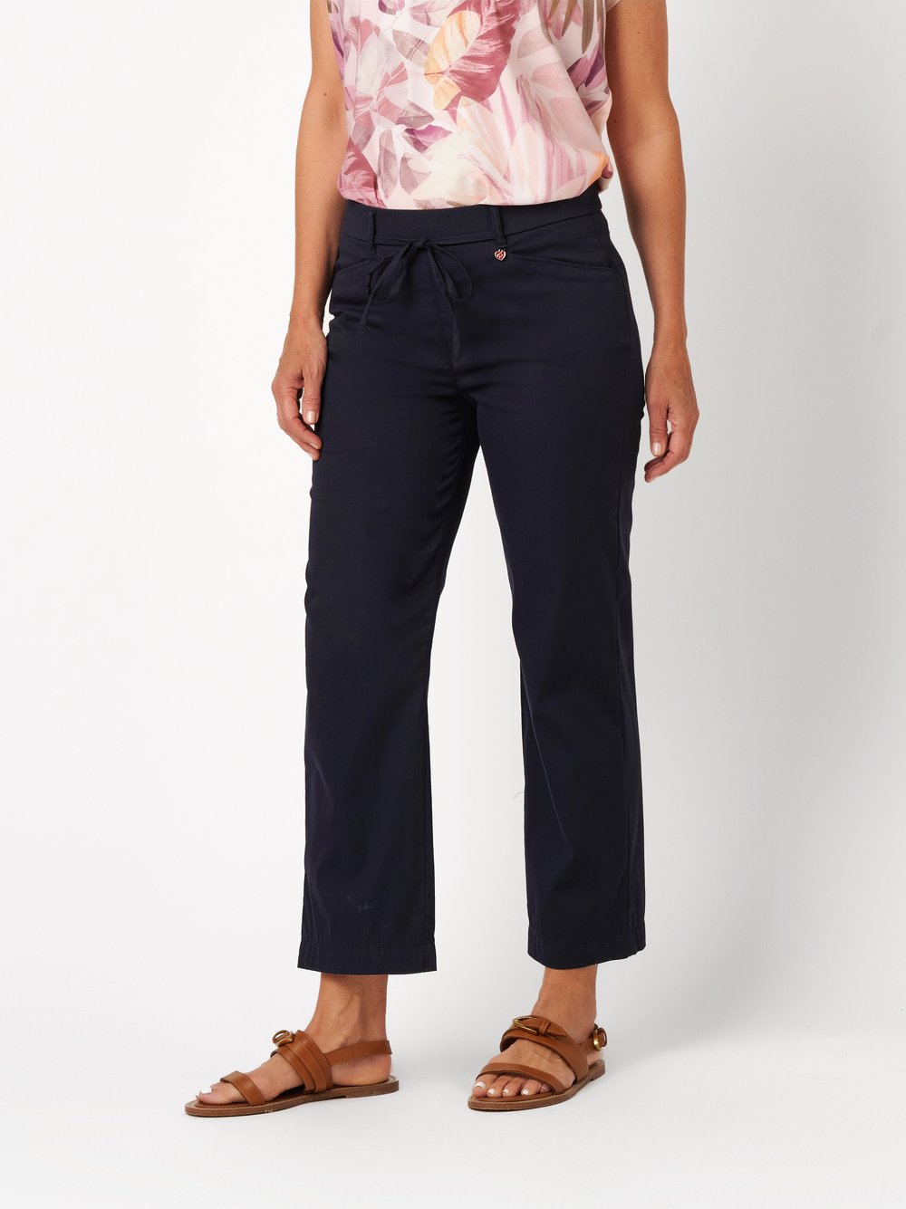 Womens trousers Scarlet Wide 3/4 in dark blue, wide-leg trousers in 3/4 length, front view worn by model