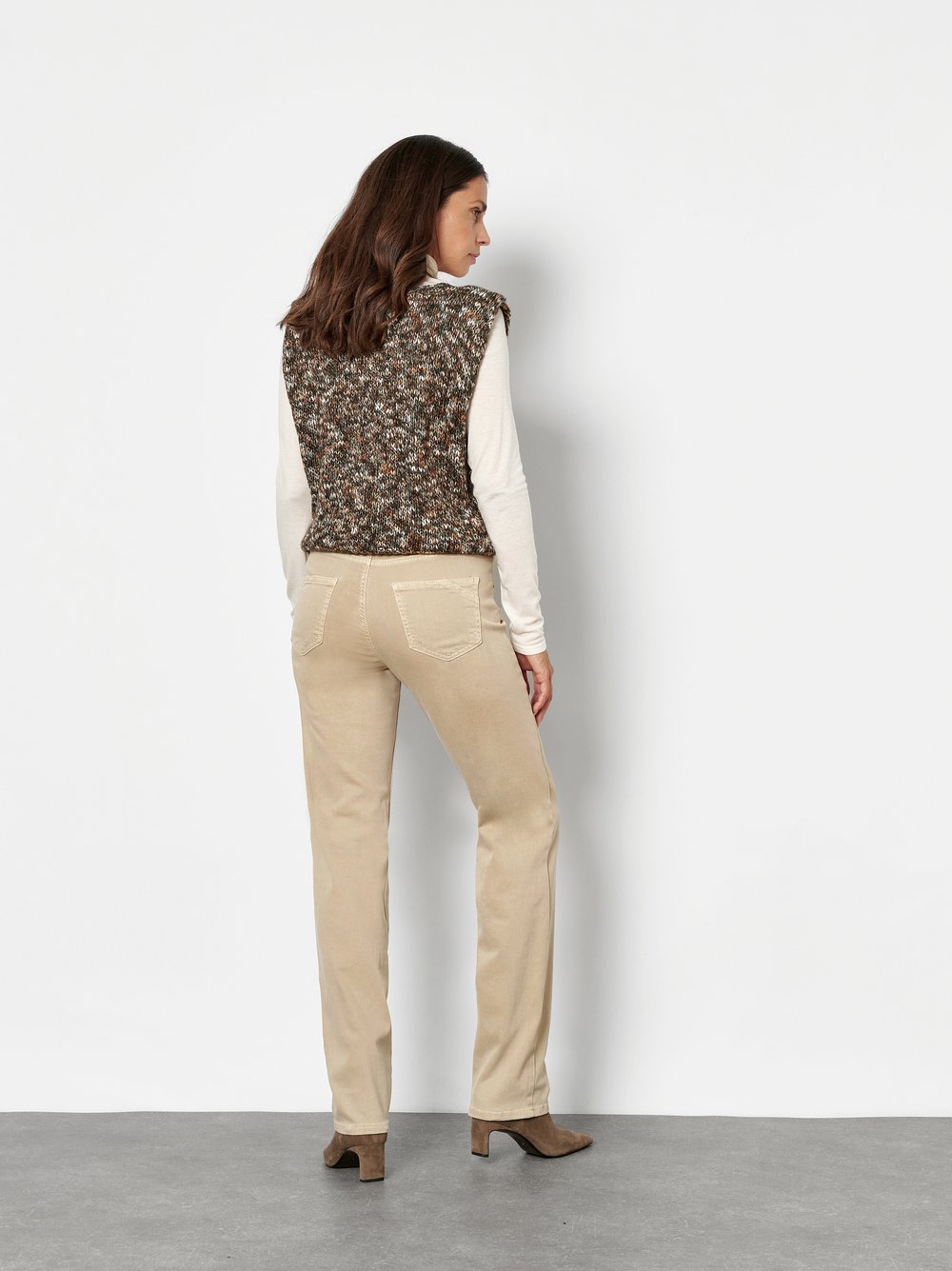 Damenjeans Liv in Camel, straight-Fit Jeans aus Colour Denim, Rueckansicht am Model getragen