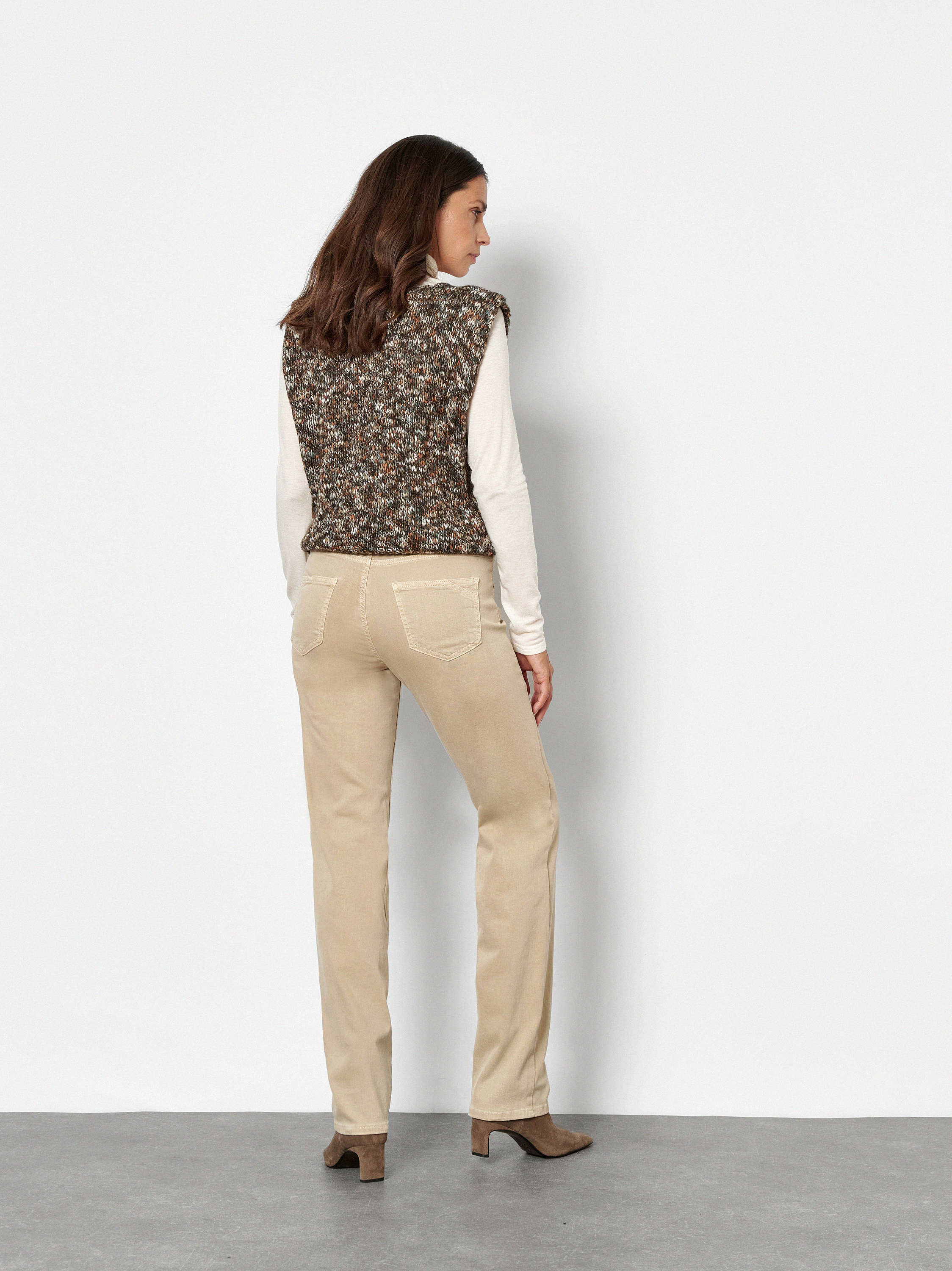 Damenjeans Liv in Camel, straight-Fit Jeans aus Colour Denim, Rueckansicht am Model getragen