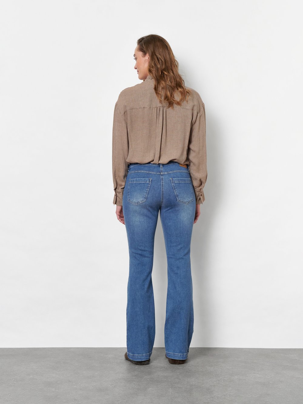 Damenjeans Perfect Shape in Mid Blue Used, bootcut-Jeans mit Fronttaschen, Rueckansicht am Model getragen
