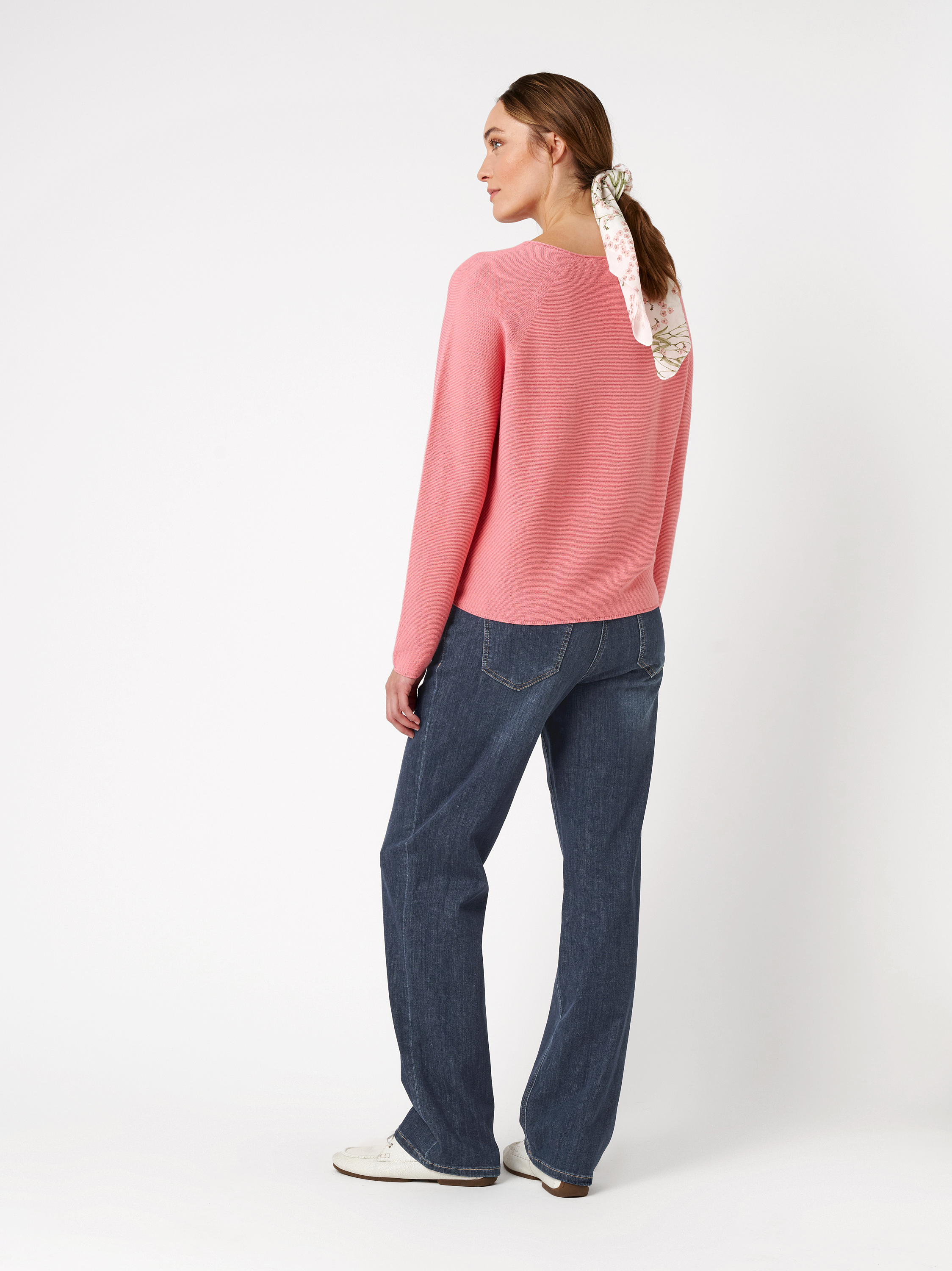 Damenjeans Liv Regular in dark blue, Jeans mit Bindeguertel, Rueckansicht am Model getragen