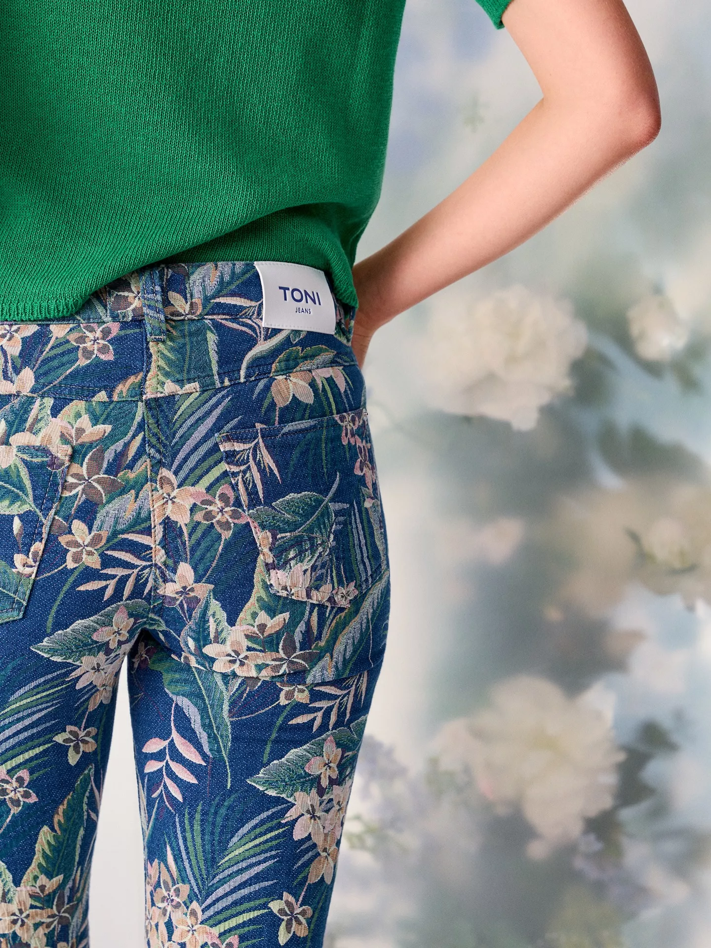 Florale Details, die den Unterschied machen 🌱
 
#TONIFashion #ModernTropics