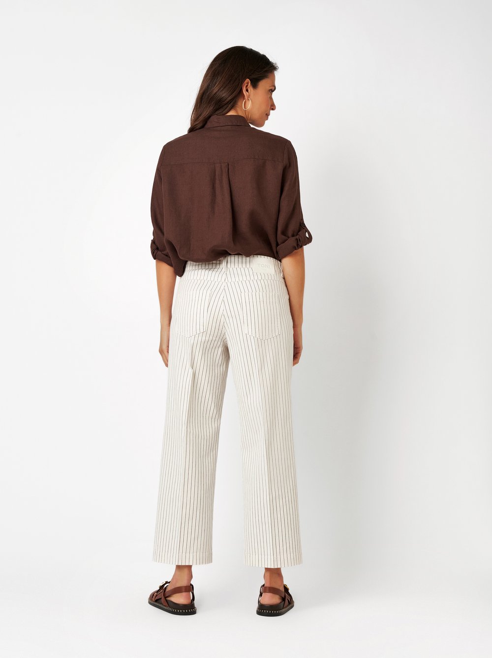 Damenjeans Liv Wide 7/8 in offwhite / brown, Weite 7/8-Jeans mit Streifenmuster, Rueckansicht am Model getragen