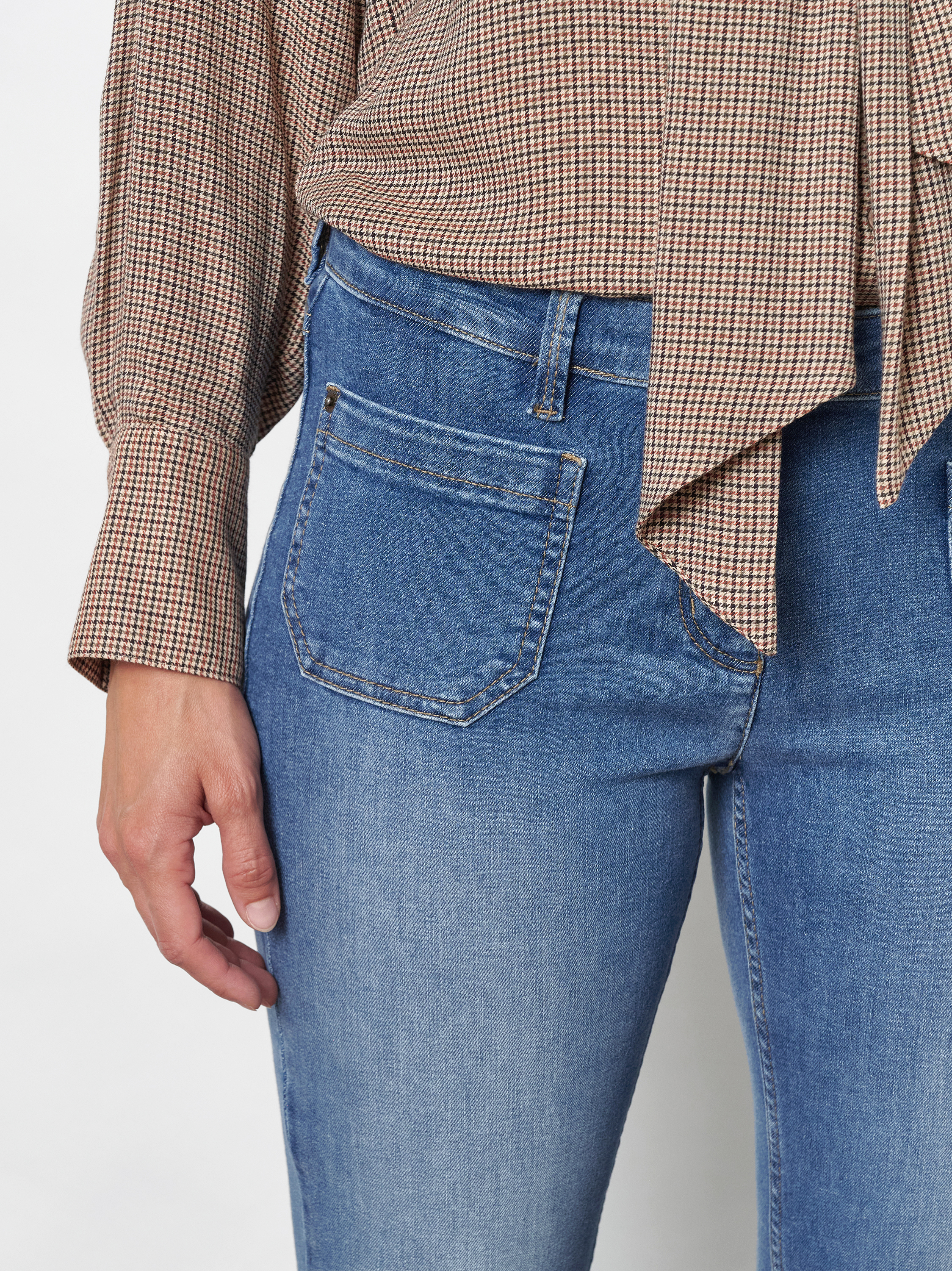 Damenjeans Perfect Shape in Mid Blue Used, bootcut-Jeans mit Fronttaschen, zweite Detailansicht