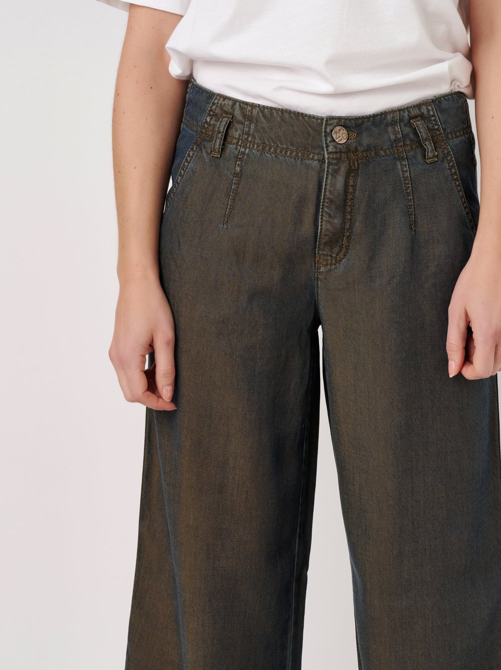 Damenjeans Liv Wide in brown, Fliessende Wide Leg mit feinem Schimmer, Detailansicht