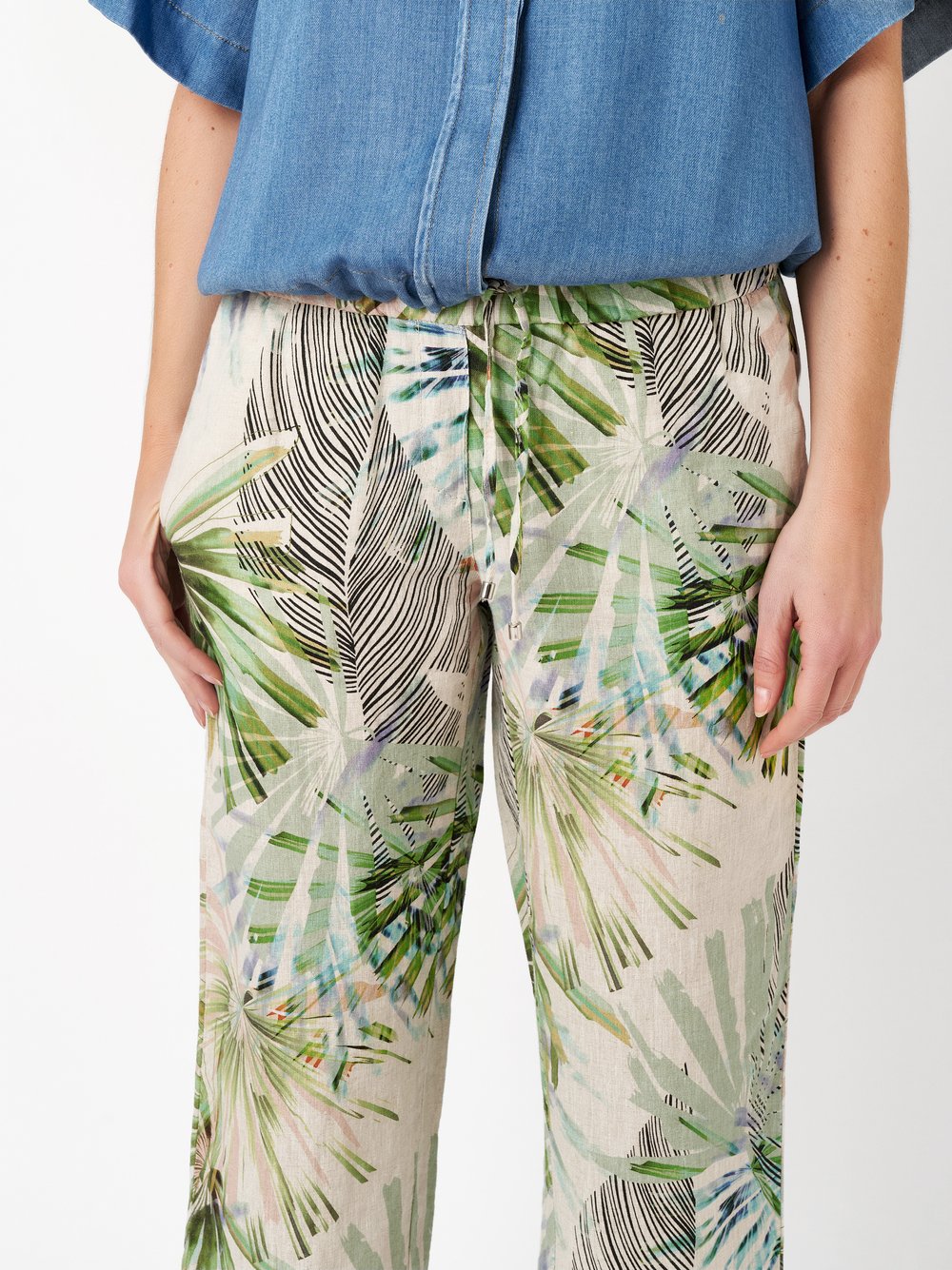 Damenhose Pia 3/4 in multicolour green, 3/4-Leinenhose mit tropischem Print, Detailansicht
