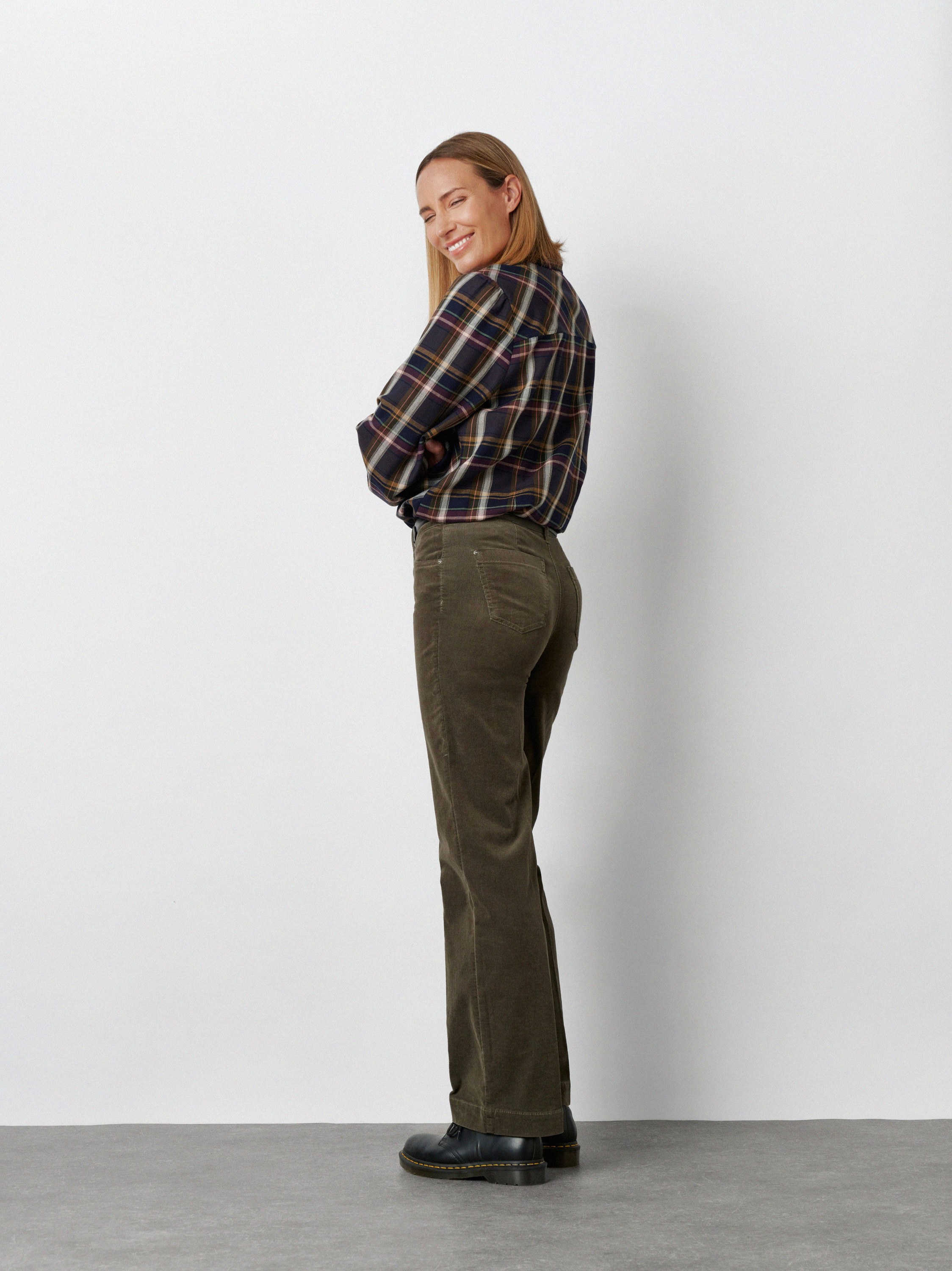 Damenhose Jenny Wide in Oliv, wide-Leg Cordhose, Rueckansicht am Model getragen
