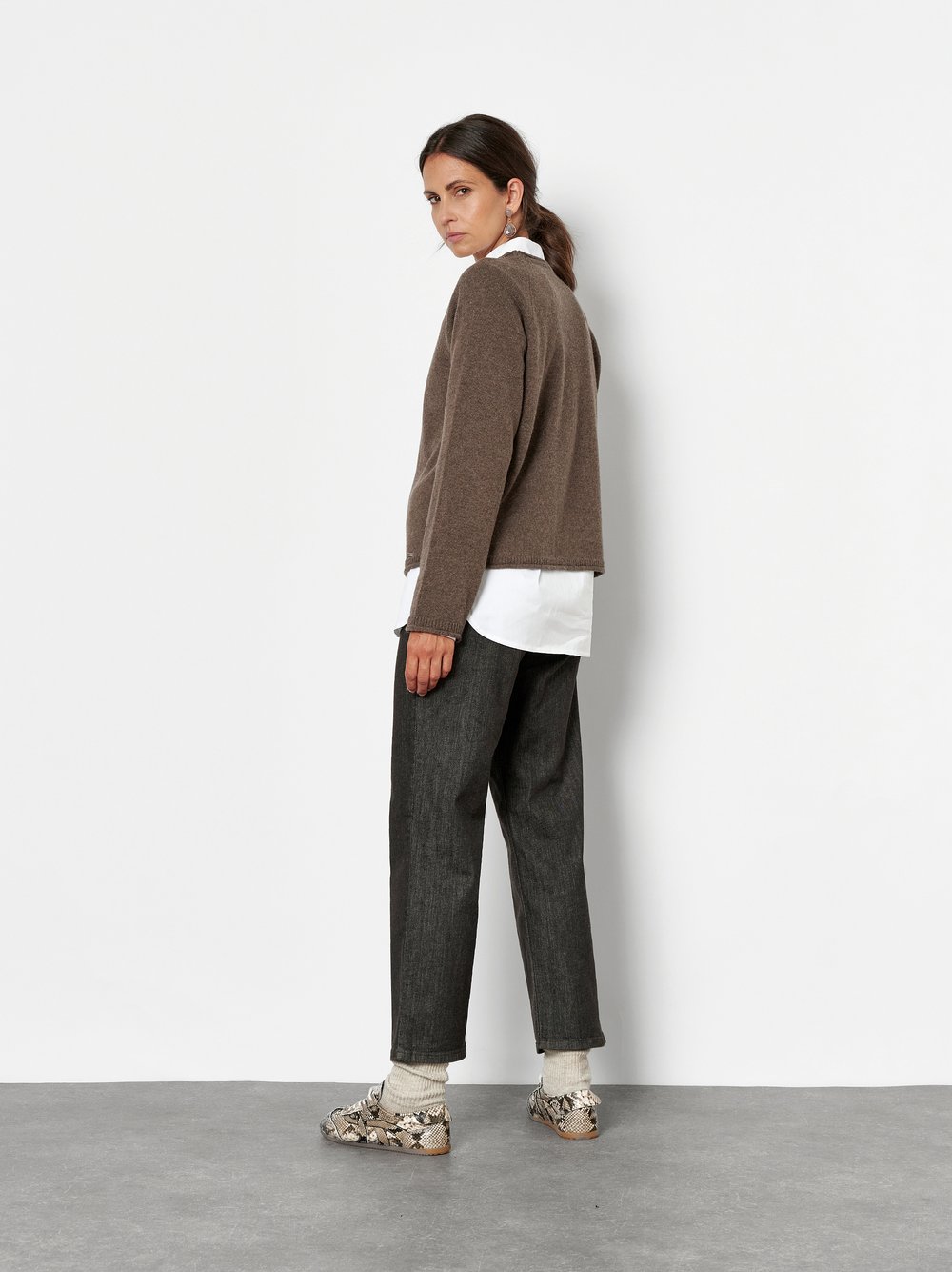 Damenjeans Liv Wide 7/8 in Dunkelbraun, 7/8 Wide-Leg Jeans mit grafischen Fronttaschen, Rueckansicht am Model getragen