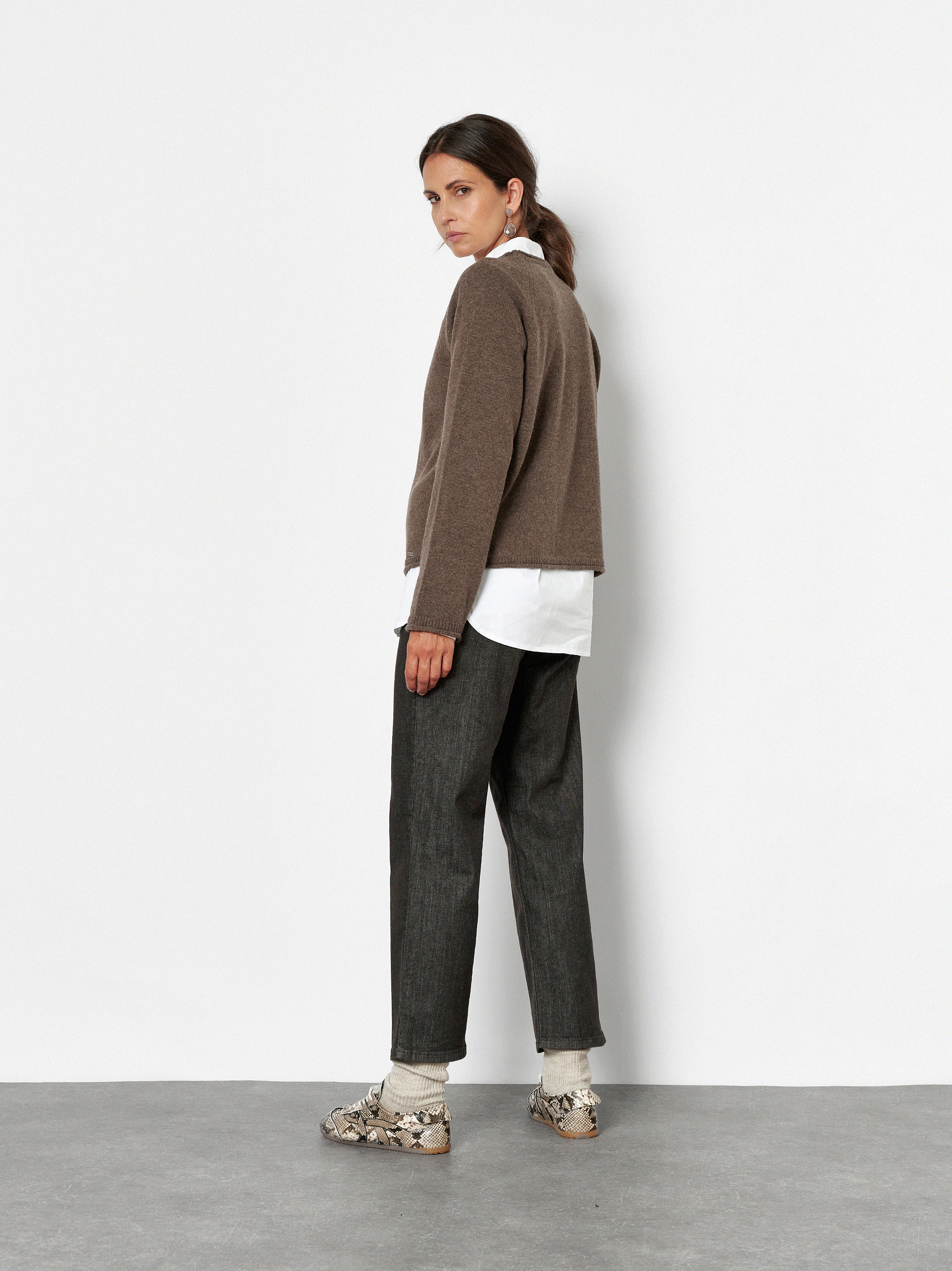 Damenjeans Liv Wide 7/8 in Dunkelbraun, 7/8 Wide-Leg Jeans mit grafischen Fronttaschen, Rueckansicht am Model getragen