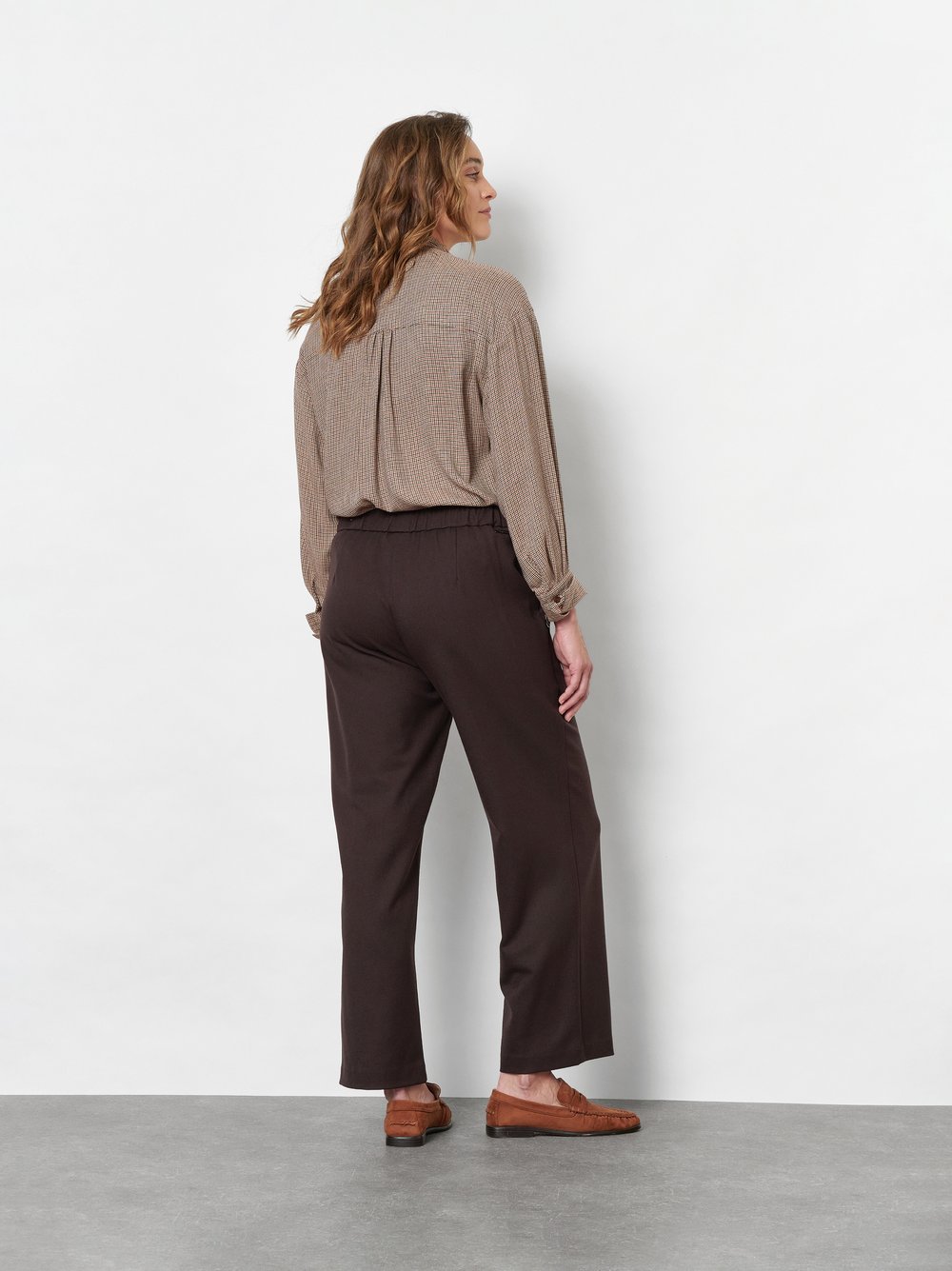 Damenhose Sue 7/8 in Dunkelbraun, Weite 7/8-Hose aus Gabardine, Rueckansicht am Model getragen