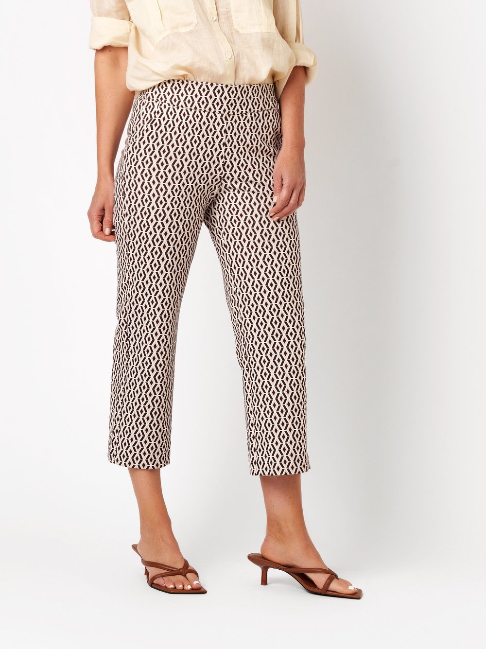 Damenhose Scarlet 3/4 in dark brown, Weite 3/4-Hose mit grafischem Muster, Frontansicht am Model getragen