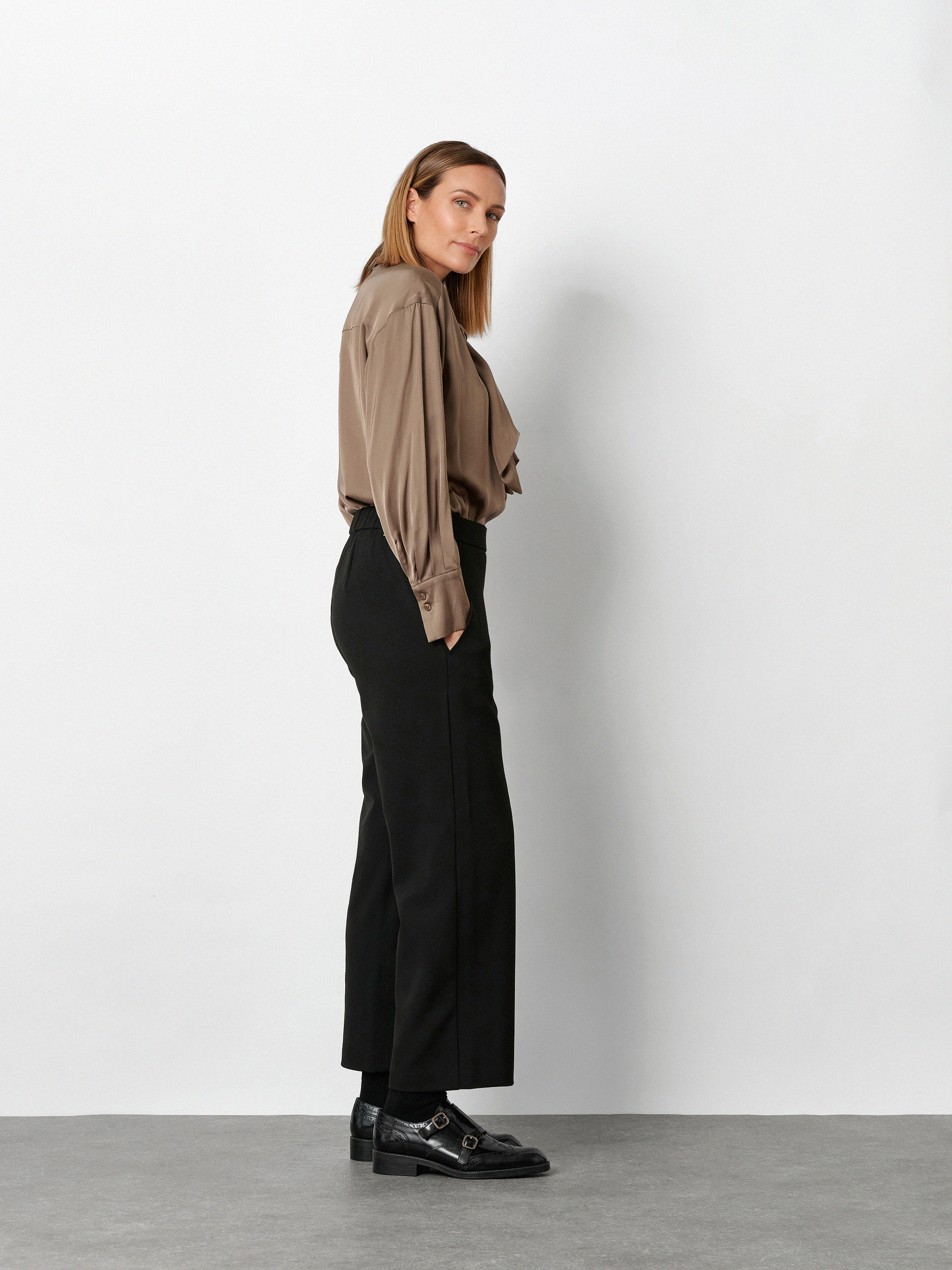 Womens trousers Sue in Black, wide-leg 7/8 trousers in gabardine, outfit view worn by model