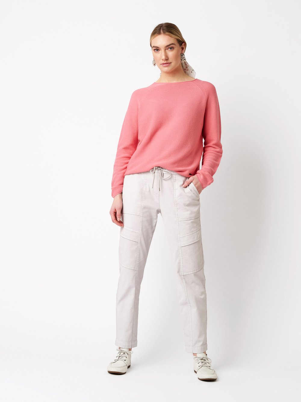 Damenhose Sue Cargo in light grey, Jogpants im Cargo-Stil, Outfitansicht am Model