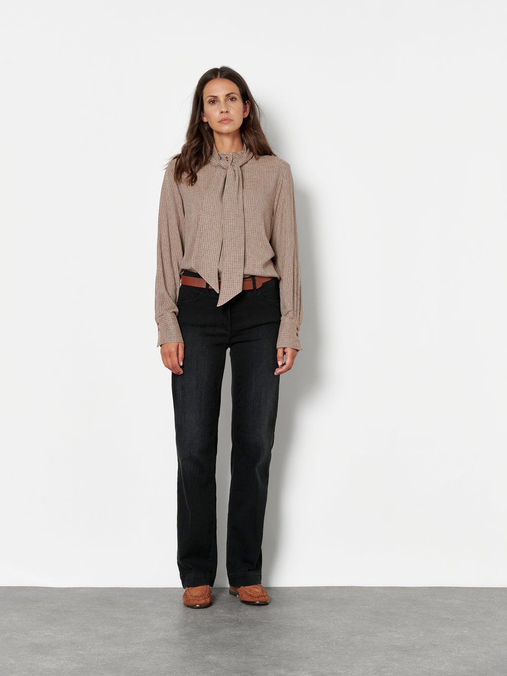 Damenhose Jenny Wide in Schwarz, wide-Leg Jeans mit sportivem Bund, Outfitansicht am Model