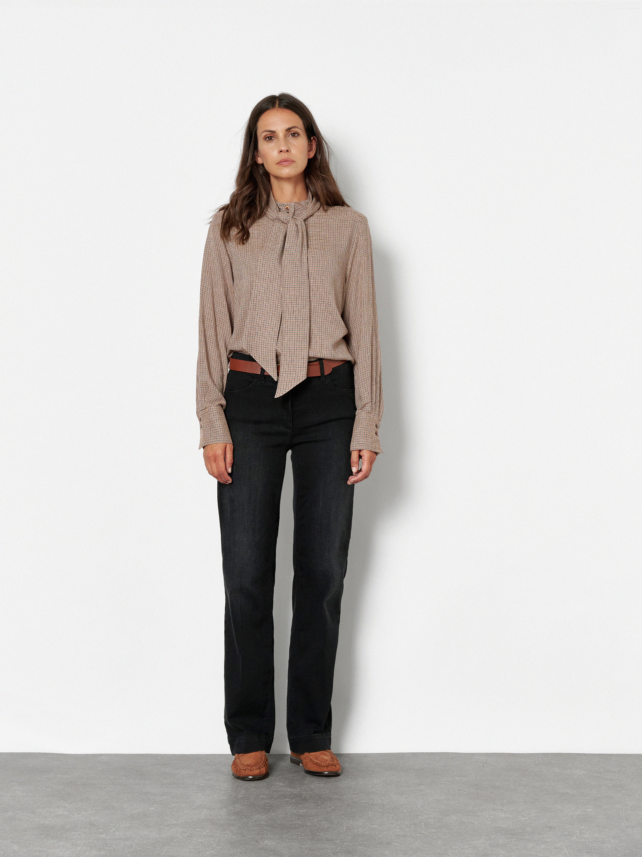 Damenhose Jenny Wide in Schwarz, wide-Leg Jeans mit sportivem Bund, Outfitansicht am Model