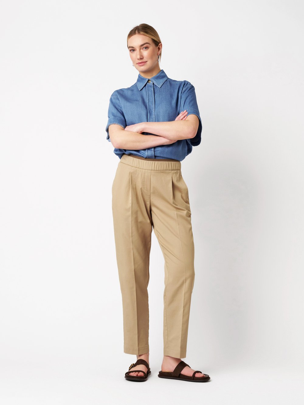 Damenhose Sue Smart in light brown, smarte Hose mit Bundfalten, Outfitansicht am Model