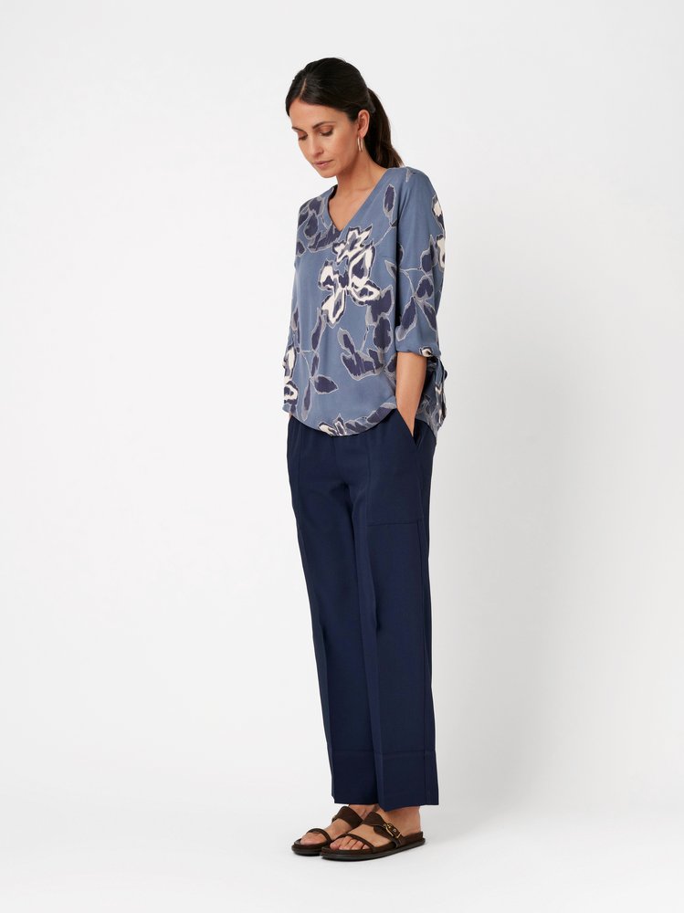 Womens trousers Sue Ankle in dark blue, casual twill pants in cargo style, front view worn by model