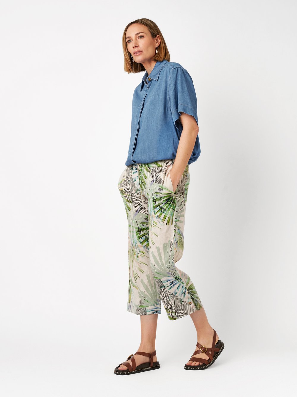 Damenhose Pia 3/4 in multicolour green, 3/4-Leinenhose mit tropischem Print, Outfitansicht am Model