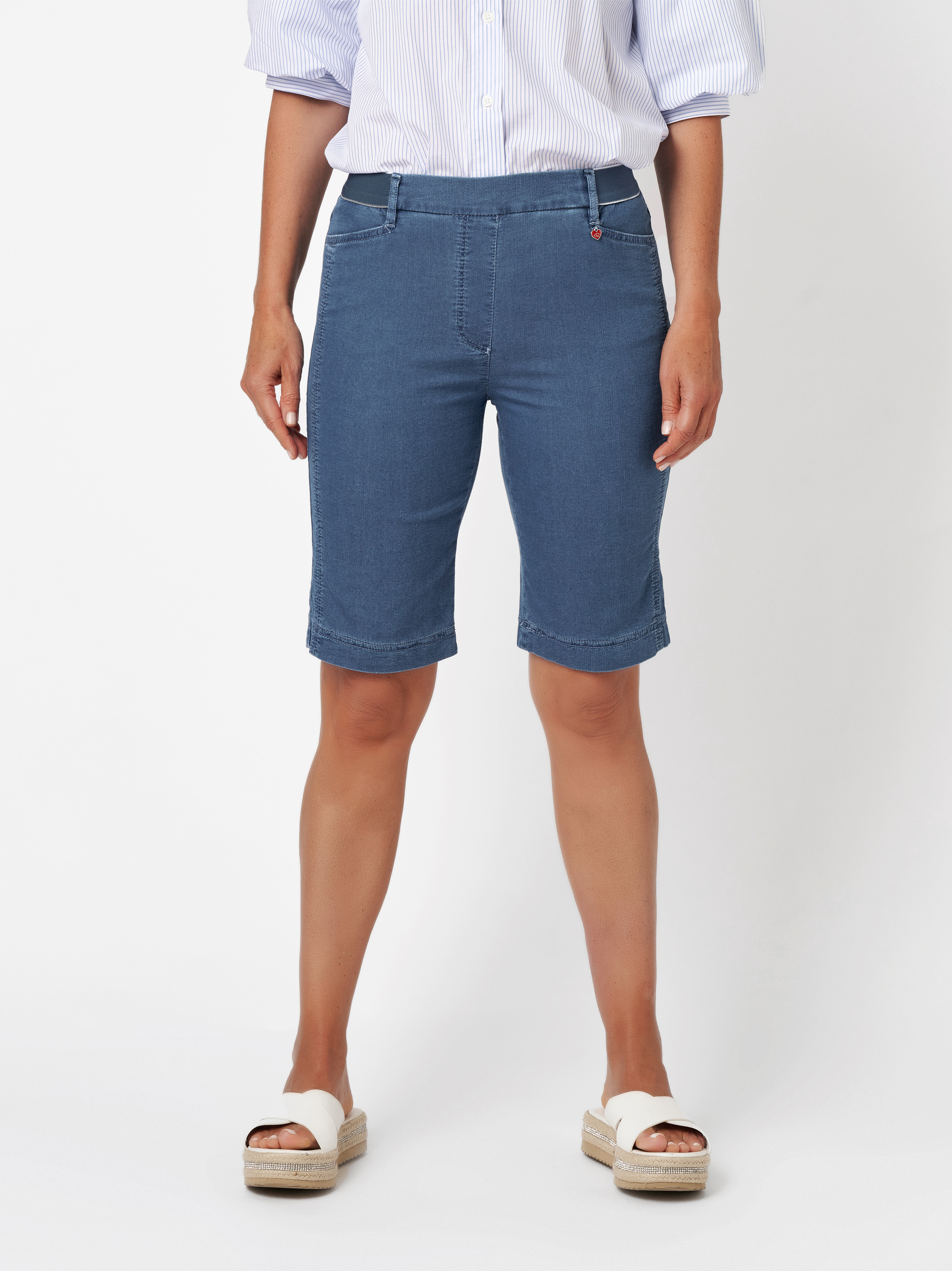 Damenshorts Alice Bermuda in blue, Bermuda mit sportivem Gummibund, Frontansicht am Model getragen