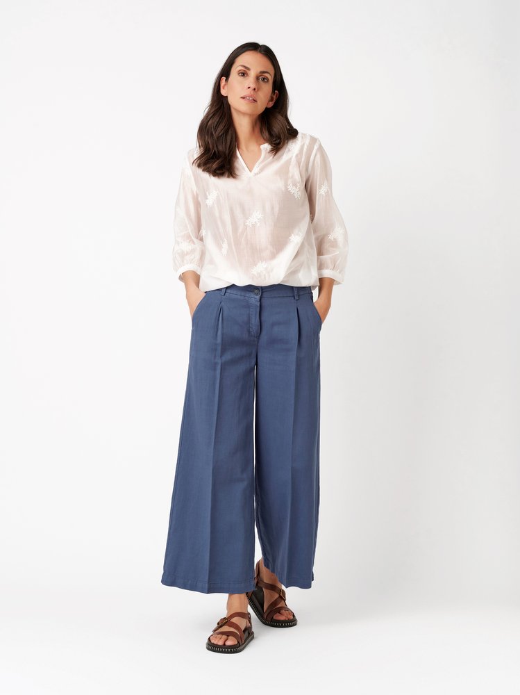 Damenhose Luisa Culotte in blue, leichte Culotte mit Bundfalten, Outfitansicht am Model