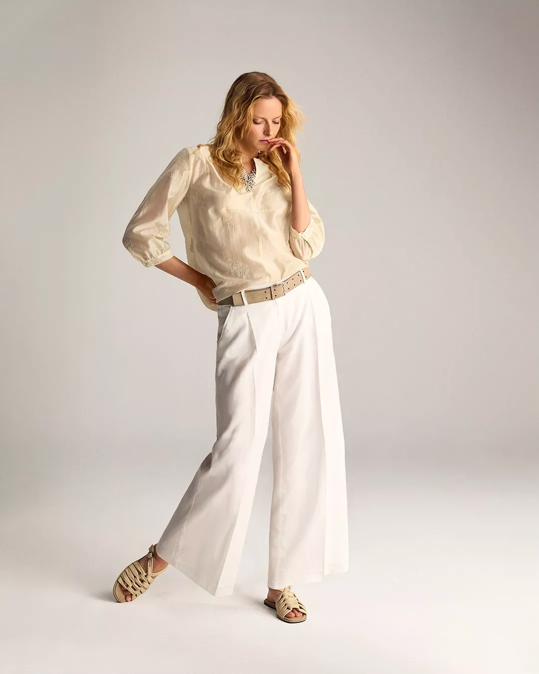 Wie ein ruhiger Frühlingstag.
Soft auf der Haut, fast schwerelos.
 
#TONIFashion #SoftSpring