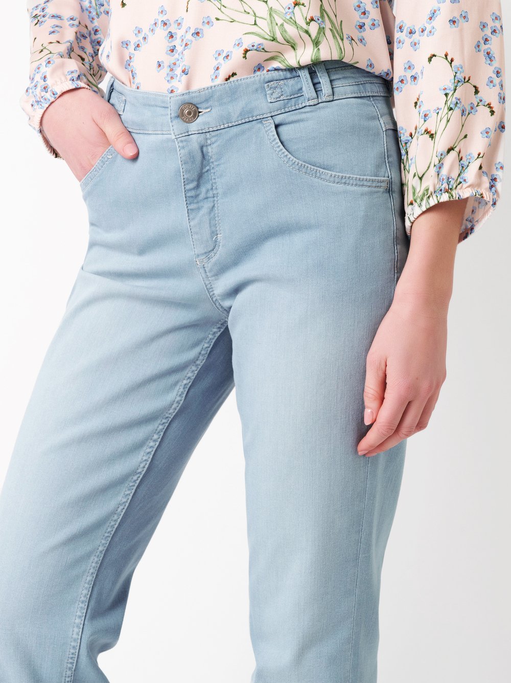 Damenjeans Liv 7/8 in light blue, 7/8-Jeans mit Bunddetail, Detailansicht
