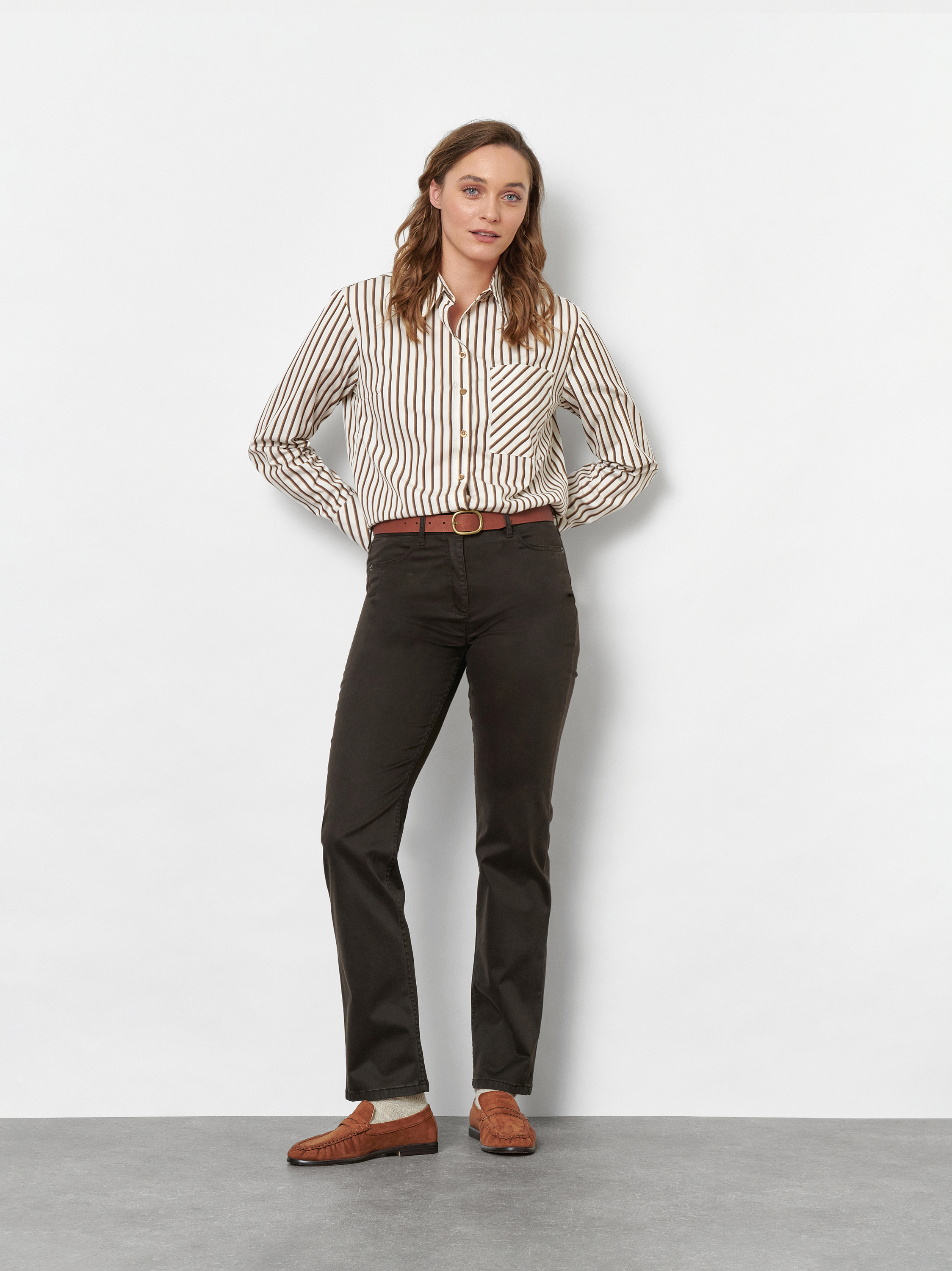 Damenhose Be Loved in Dunkelbraun, high-Waist Hose aus Baumwollsatin, Outfitansicht am Model