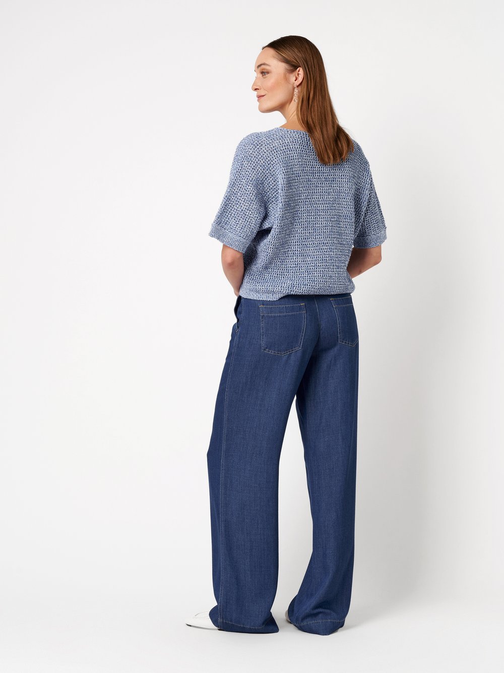 Damenjeans Liv Wide in mid blue, Feinfallende Wide Leg Jeans, Rueckansicht am Model getragen