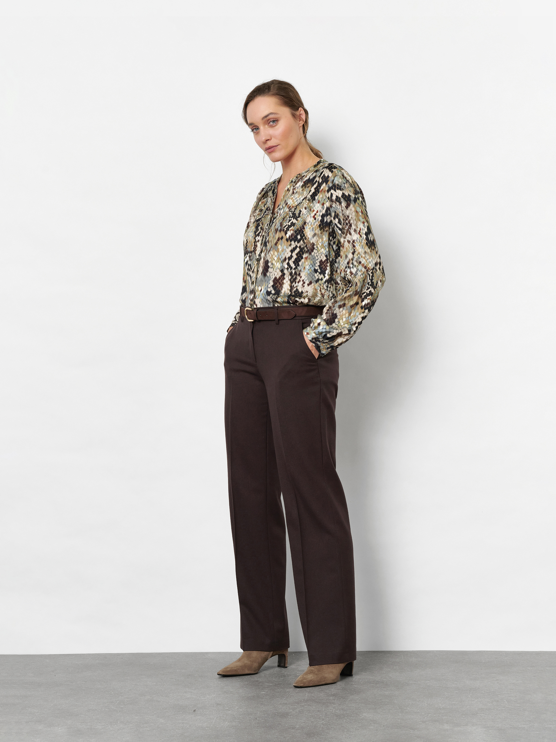 Damenhose Jenny Wide in Dunkelbraun, wide-Leg Hose aus fliessendem Gabardine, Outfitansicht am Model