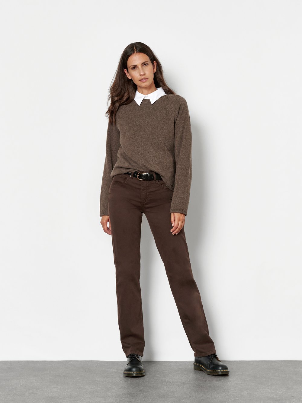 Damenjeans Liv in Dunkelbraun, straight-Fit Jeans aus Colour Denim, Outfitansicht am Model