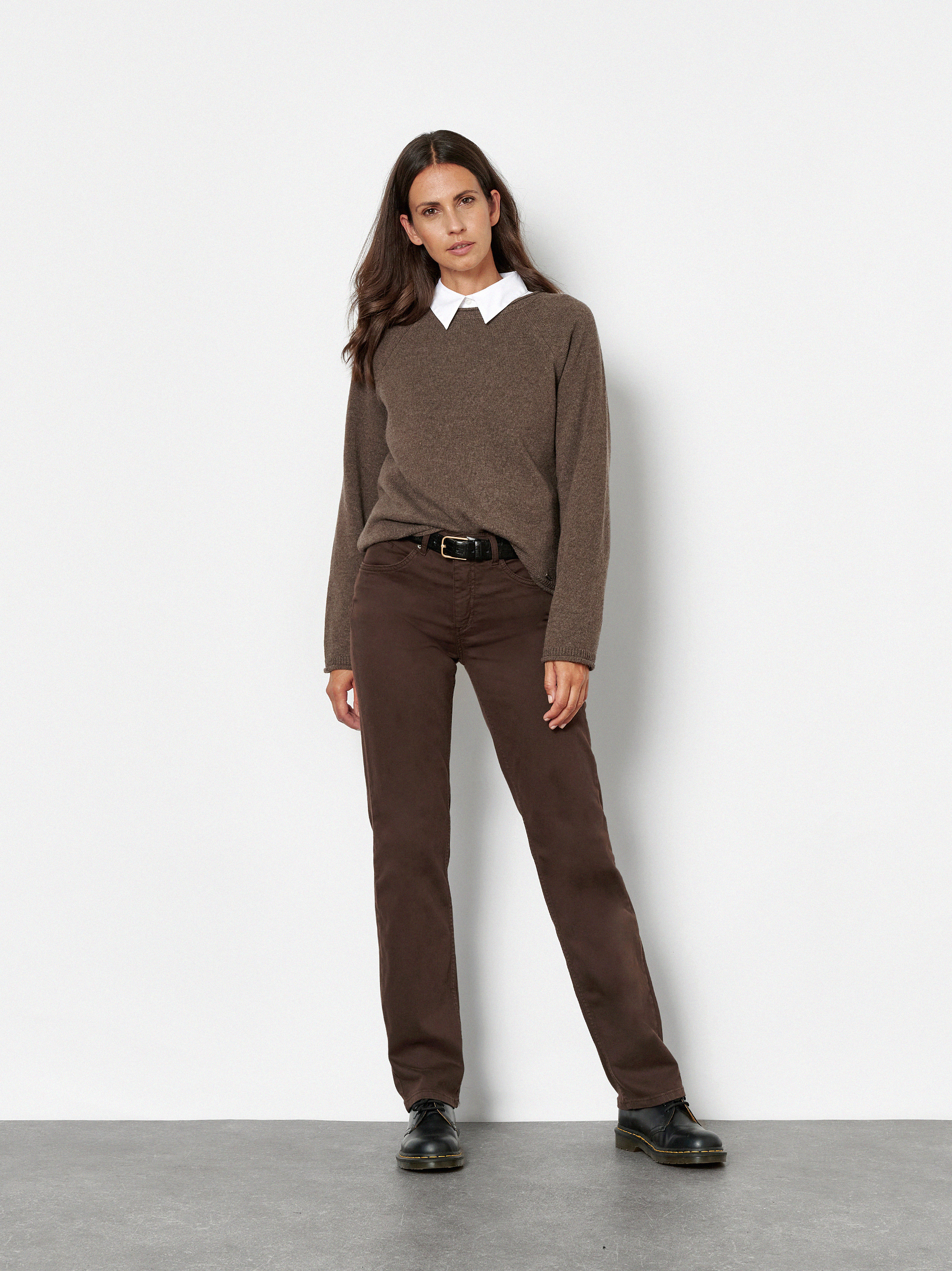 Damenjeans Liv in Dunkelbraun, straight-Fit Jeans aus Colour Denim, Outfitansicht am Model