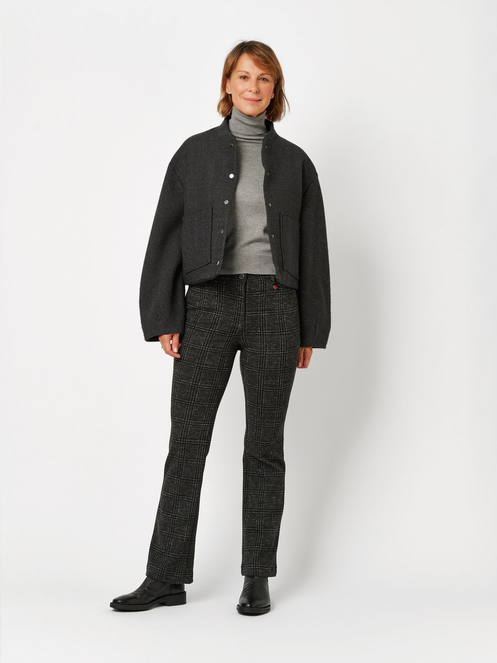 Damenhose Meine beste Freundin in Anthrazit, bootcut-Hose mit Glencheck, Outfitansicht am Model