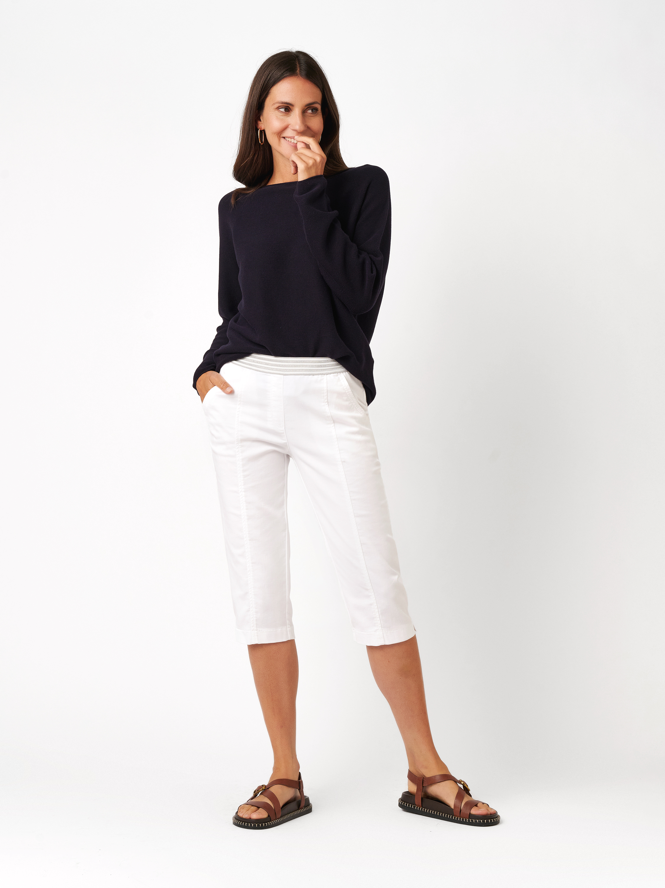 Damenhose Sue Capri in white, Sportive Caprihose mit gestreiftem Gummibund, Frontansicht am Model getragen