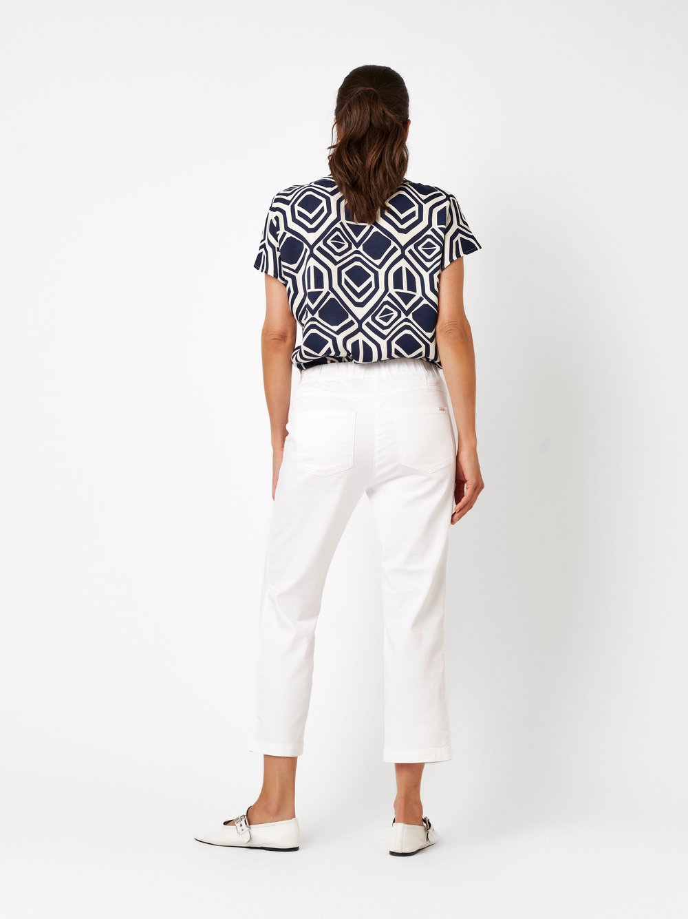 Damenhose Sue 3/4 in white, Luftige 3/4-Jogpants mit Teilungsnaehten, Rueckansicht am Model getragen