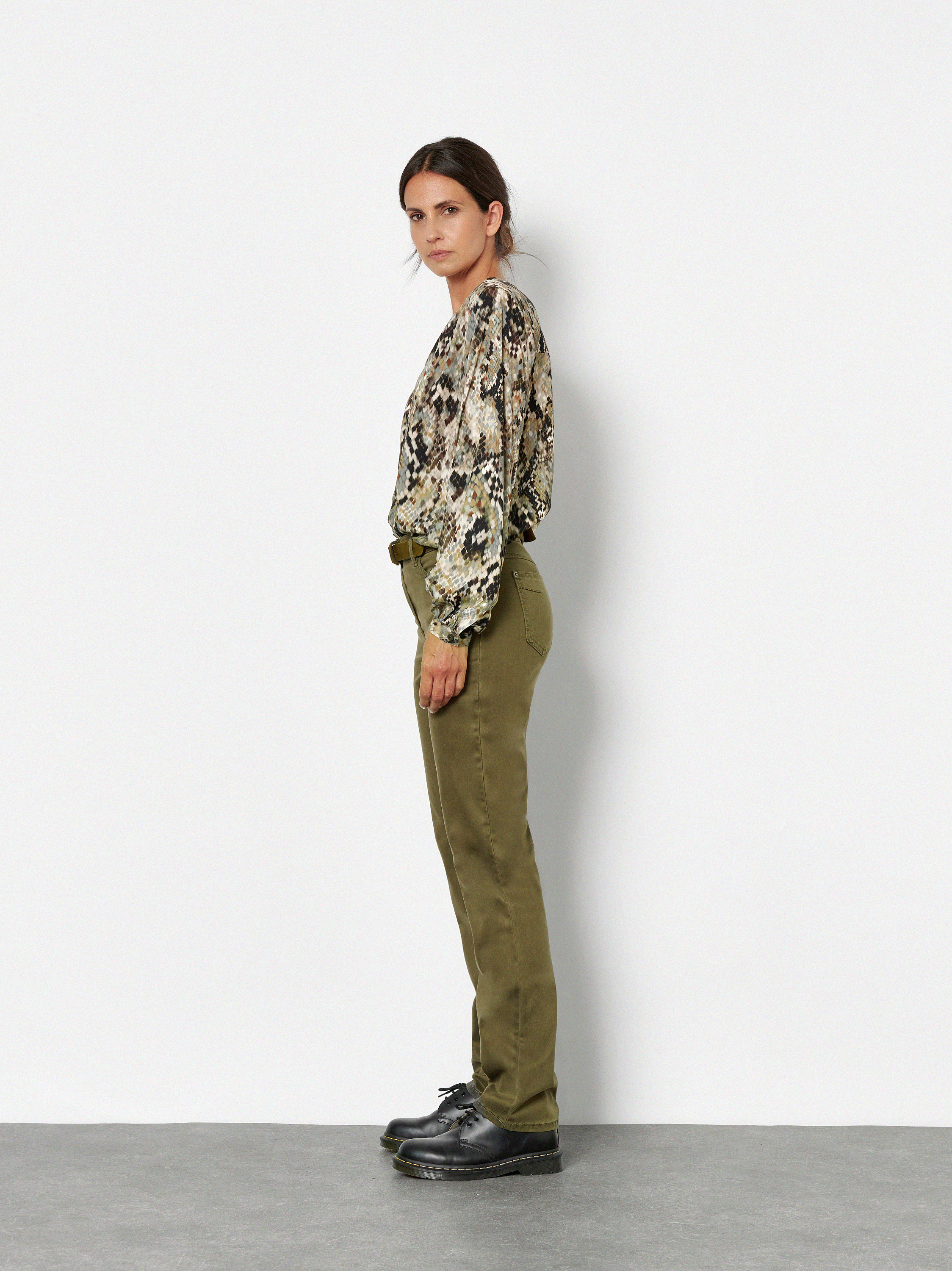 Damenhose Be Loved in Oliv, high-Waist Hose aus Baumwollsatin, Frontansicht am Model getragen