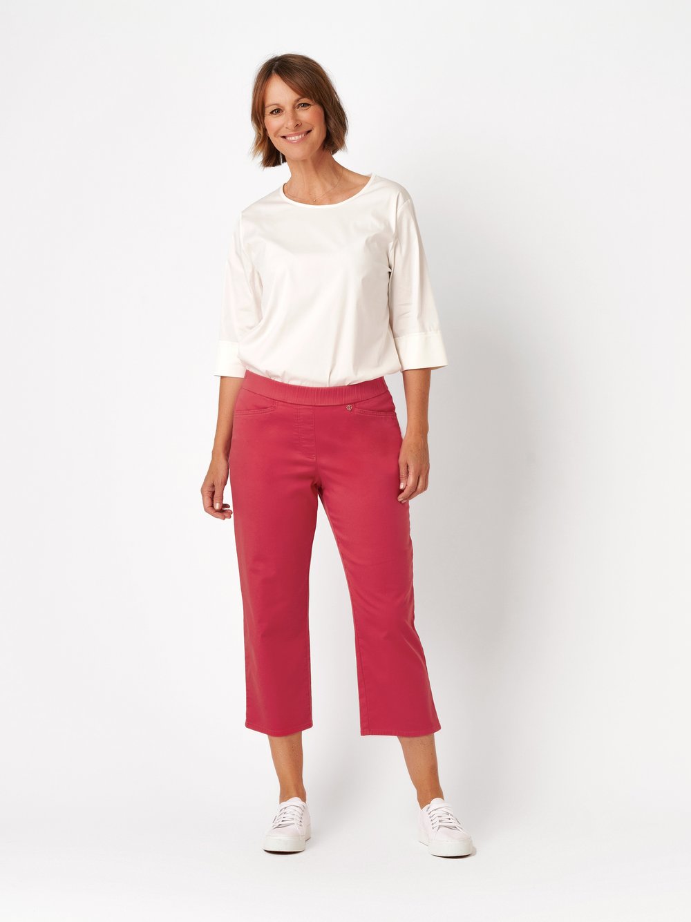 Womens trousers Scarlet 3/4 in pink, relaxed 3/4-length trousers with a pull-on waistba, outfit view worn by model