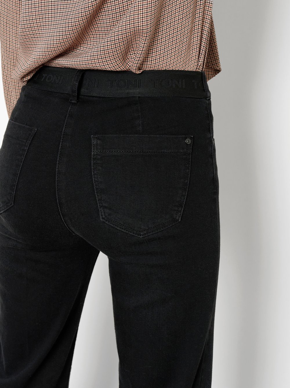 Damenhose Jenny Wide in Schwarz, wide-Leg Jeans mit sportivem Bund, Detailansicht
