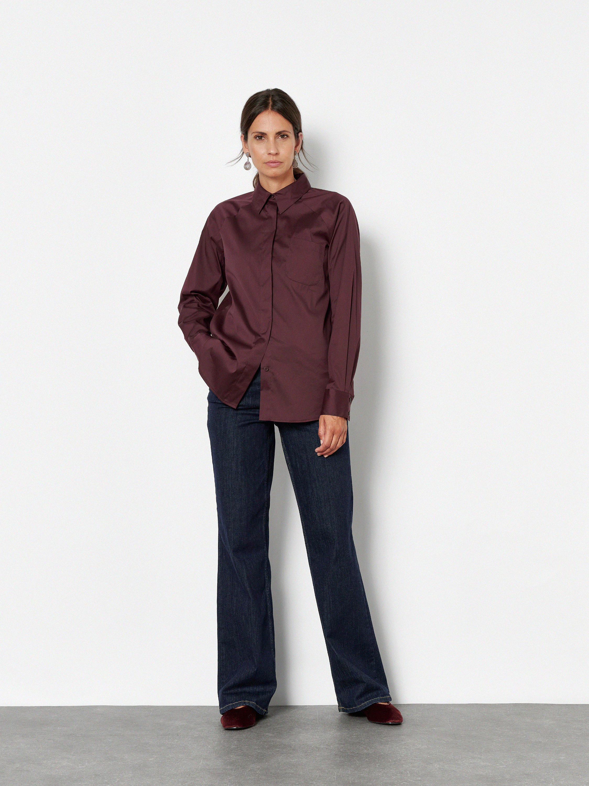 Damenbluse Charly in Bordeaux, Hemdbluse mit schraeger Brusttasche, Outfitansicht am Model