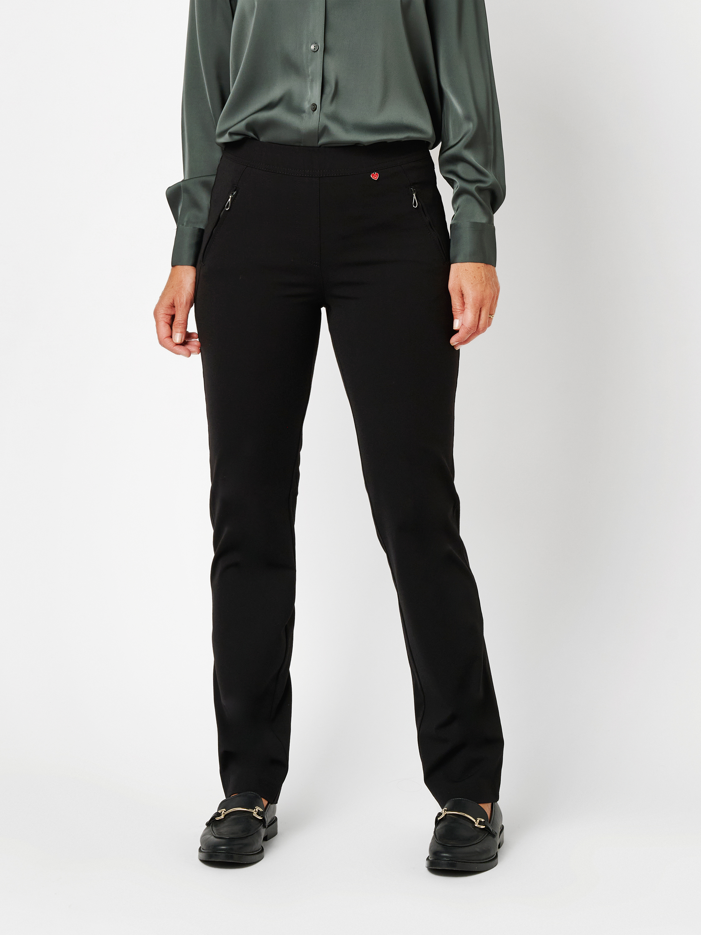 Damenhose Alice Slim in black, jersey-Hose mit Zippertaschen, Outfitansicht am Model