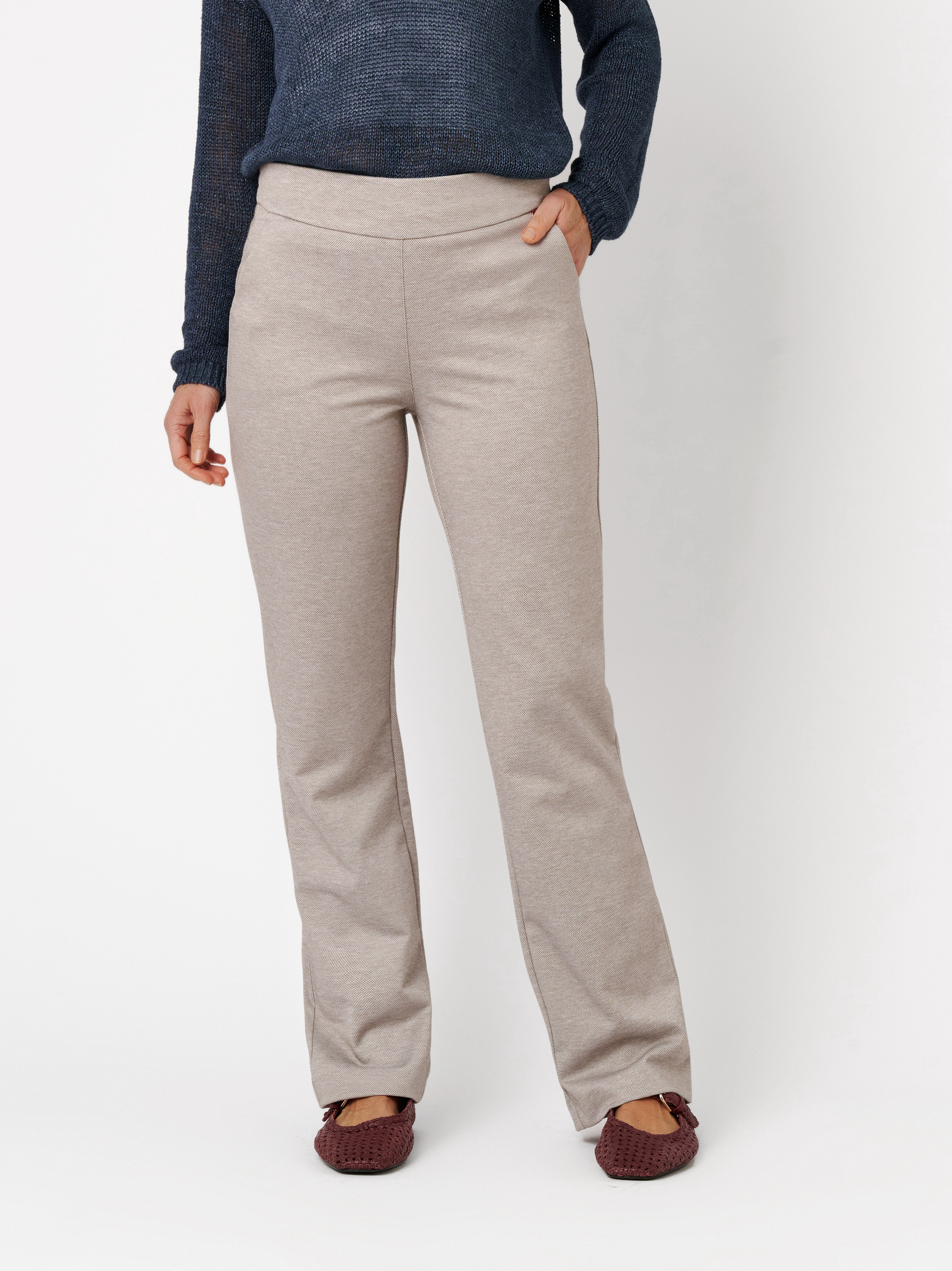 Damenhose Scarlet Wide in light brown, entspannte Jerseyhose, Outfitansicht am Model