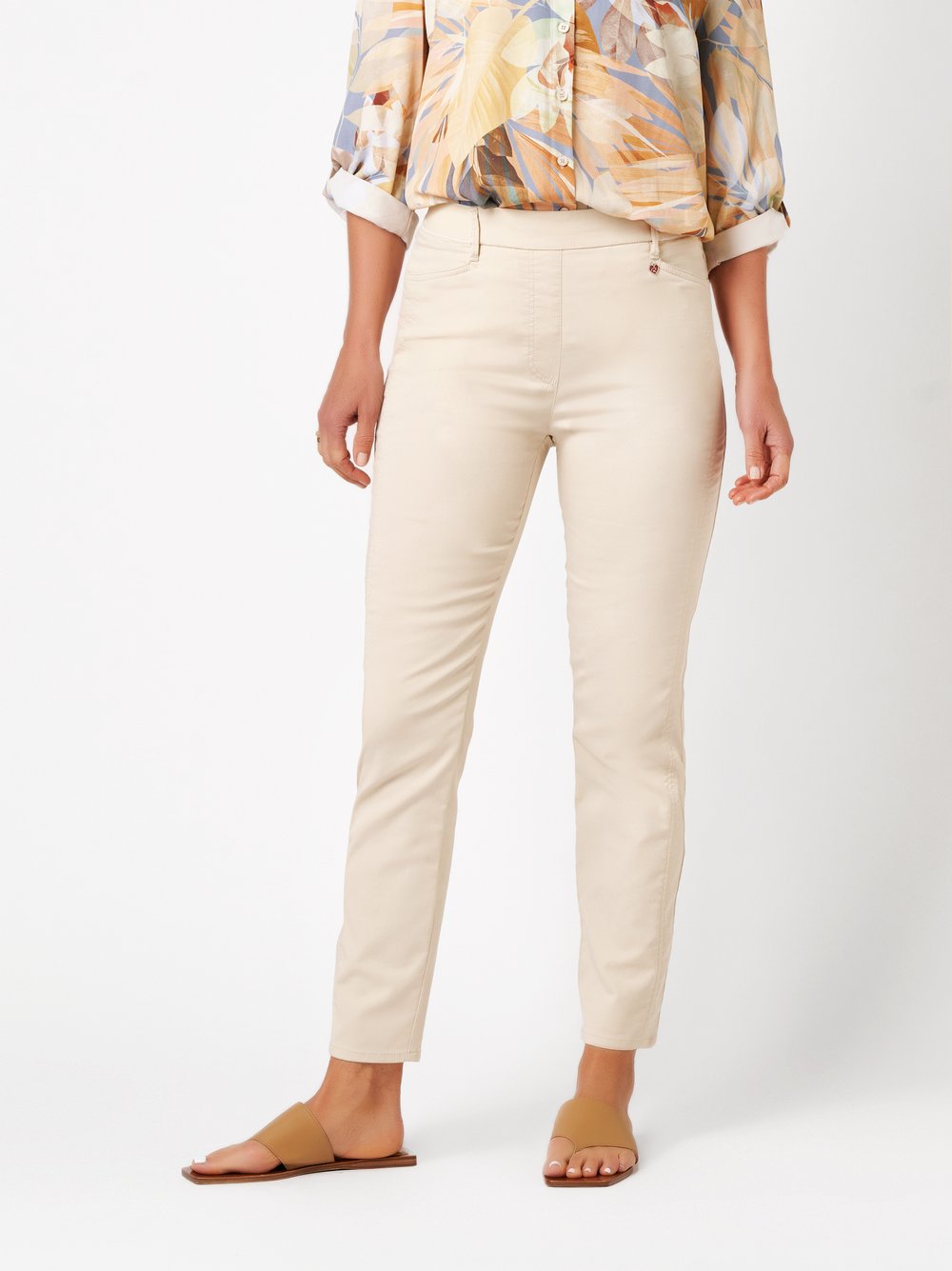 Damenhose Alice Slim 7/8 in light beige, 7/8-Hose mit sportivem Gummibund, Frontansicht am Model getragen