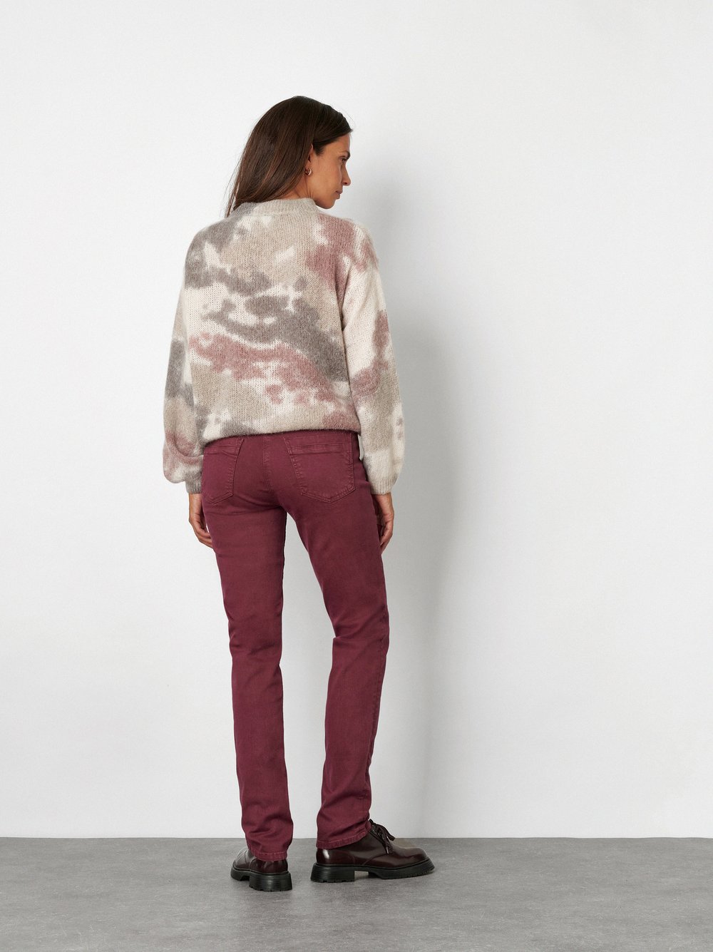 Damenjeans Be Loved in Beere, high-Waist Jeans in Colour Denim, Rueckansicht am Model getragen
