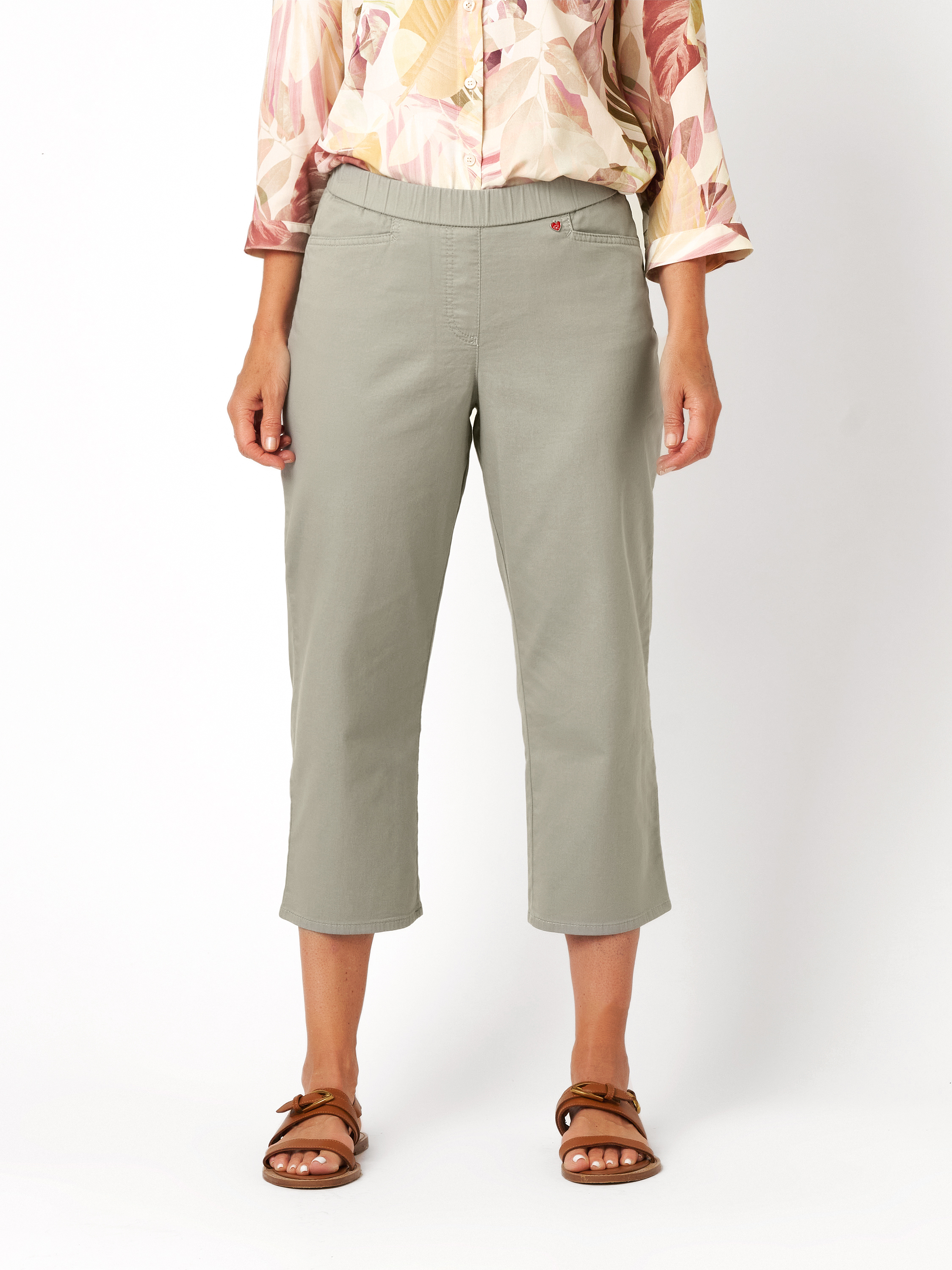 Damenhose Scarlet 3/4 in light khaki, Entspannte 3/4-Hose mit Schlupfbund, Frontansicht am Model getragen