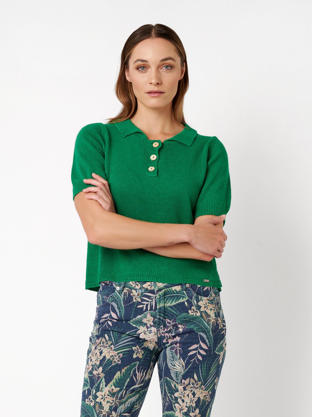 Damenpullover Greta in green, Poloshirt aus Feinstrick, Frontansicht am Model getragen