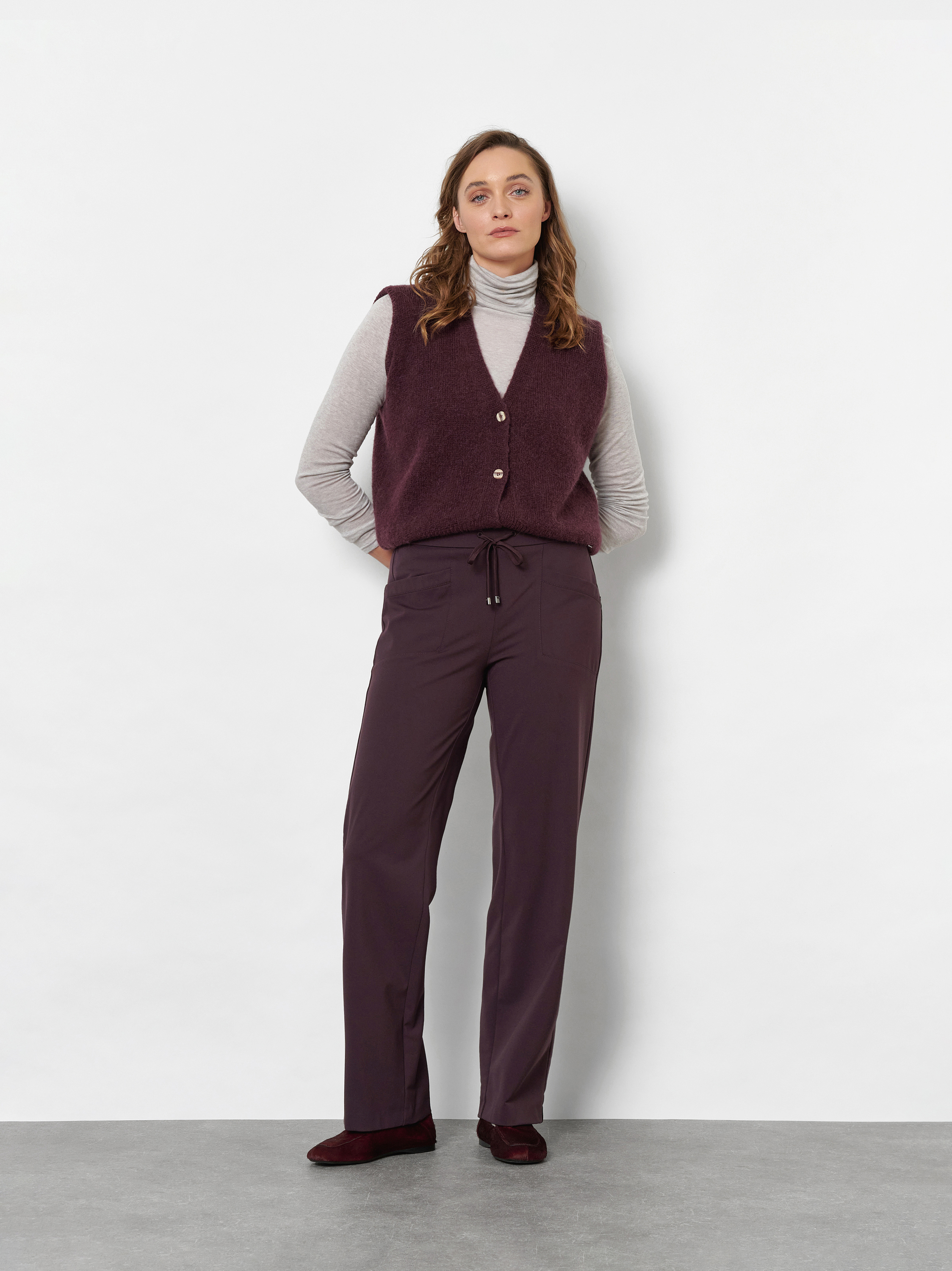 Damenhose Sue Wide in Bordeaux, wide-Leg Hose mit Tunnelzug, Outfitansicht am Model
