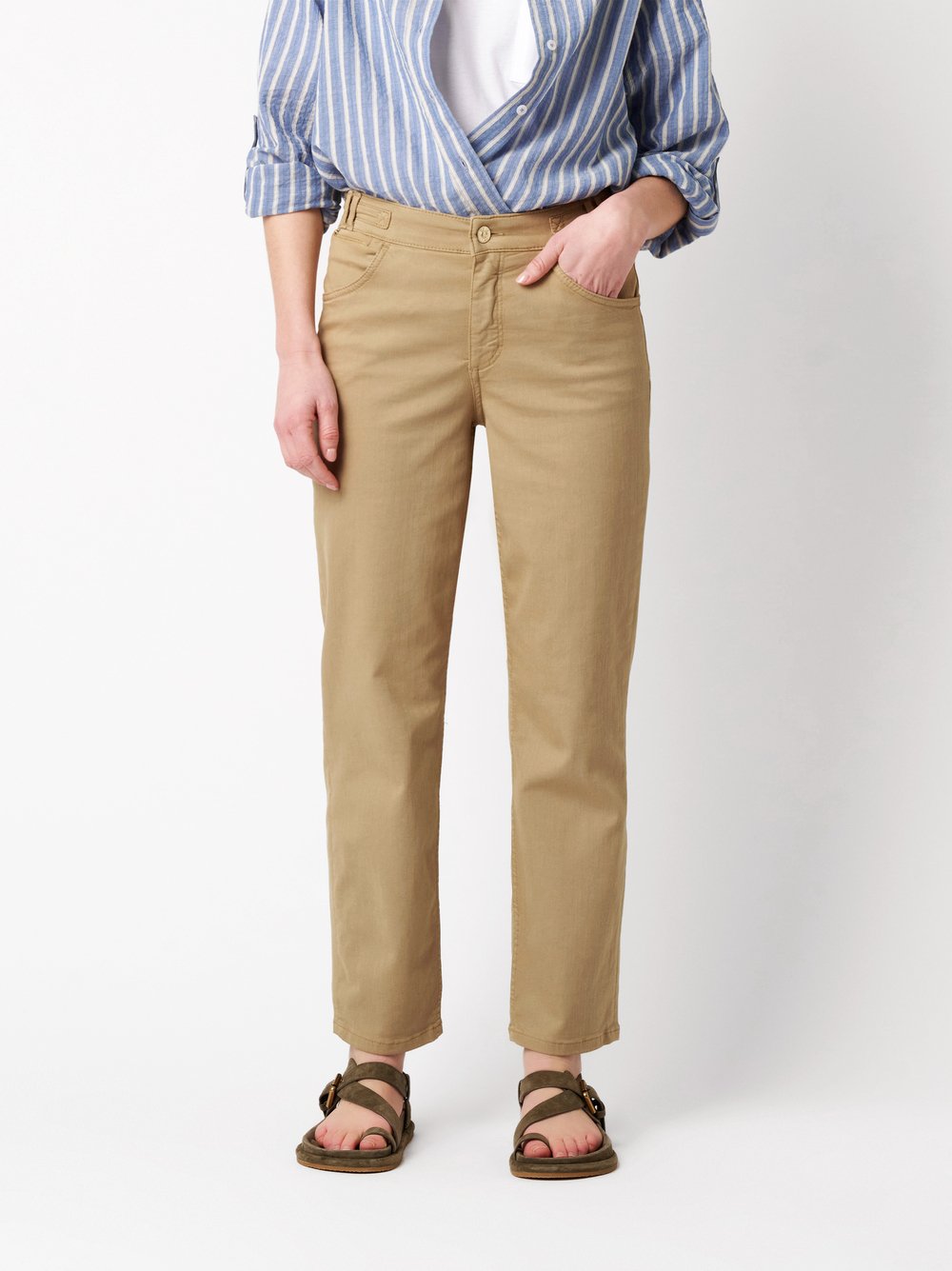 Damenjeans Liv 7/8 in light brown, 7/8-Jeans mit Bunddetail, Frontansicht am Model getragen
